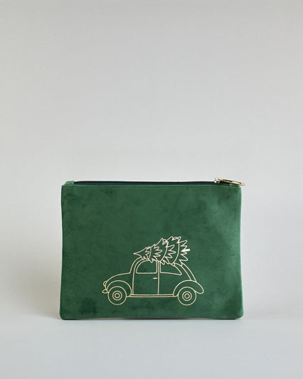 Grüne Kosmetiktasche aus Samtstoff mit großem goldenem Aufdruck eines Autos mit Christbaum am Dach in der Mitte. Zipp mit goldenem Metallring zum Verschließen. Futter aus Satinstoff in Kontrastfarbe. #1