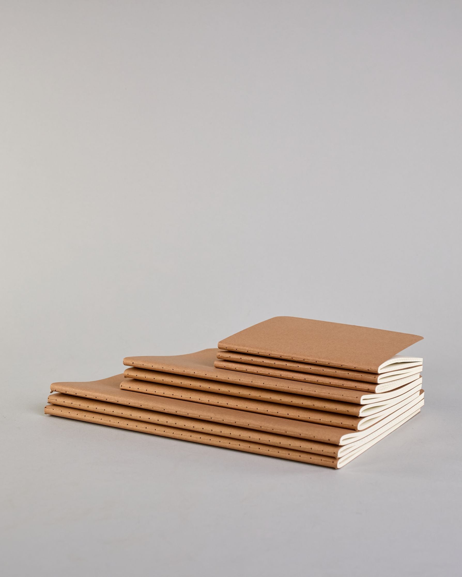 Simples Notizheft mit Kraft Karton Einband, Fadenbindung seitlich und Logo Print "Herzilein-Wien" in schwarz, klein auf der Rückseite. #3