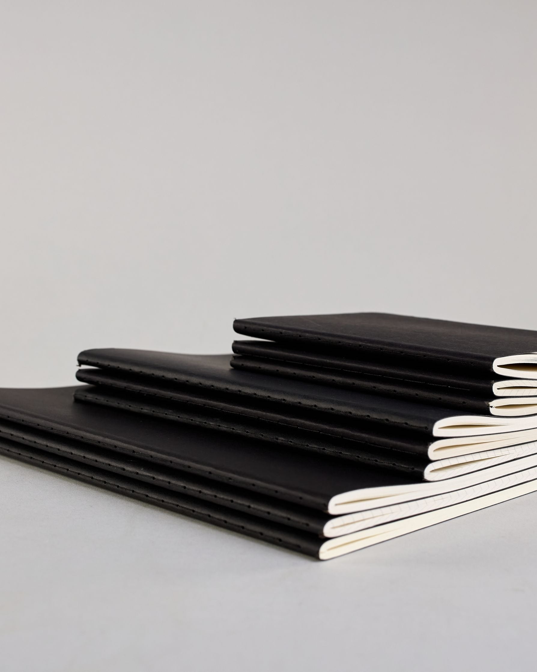 Simples Notizheft mit schwarzem Einband, Fadenbindung seitlich und Logo Print "Herzilein-Wien" in silber, klein auf der Rückseite. #5