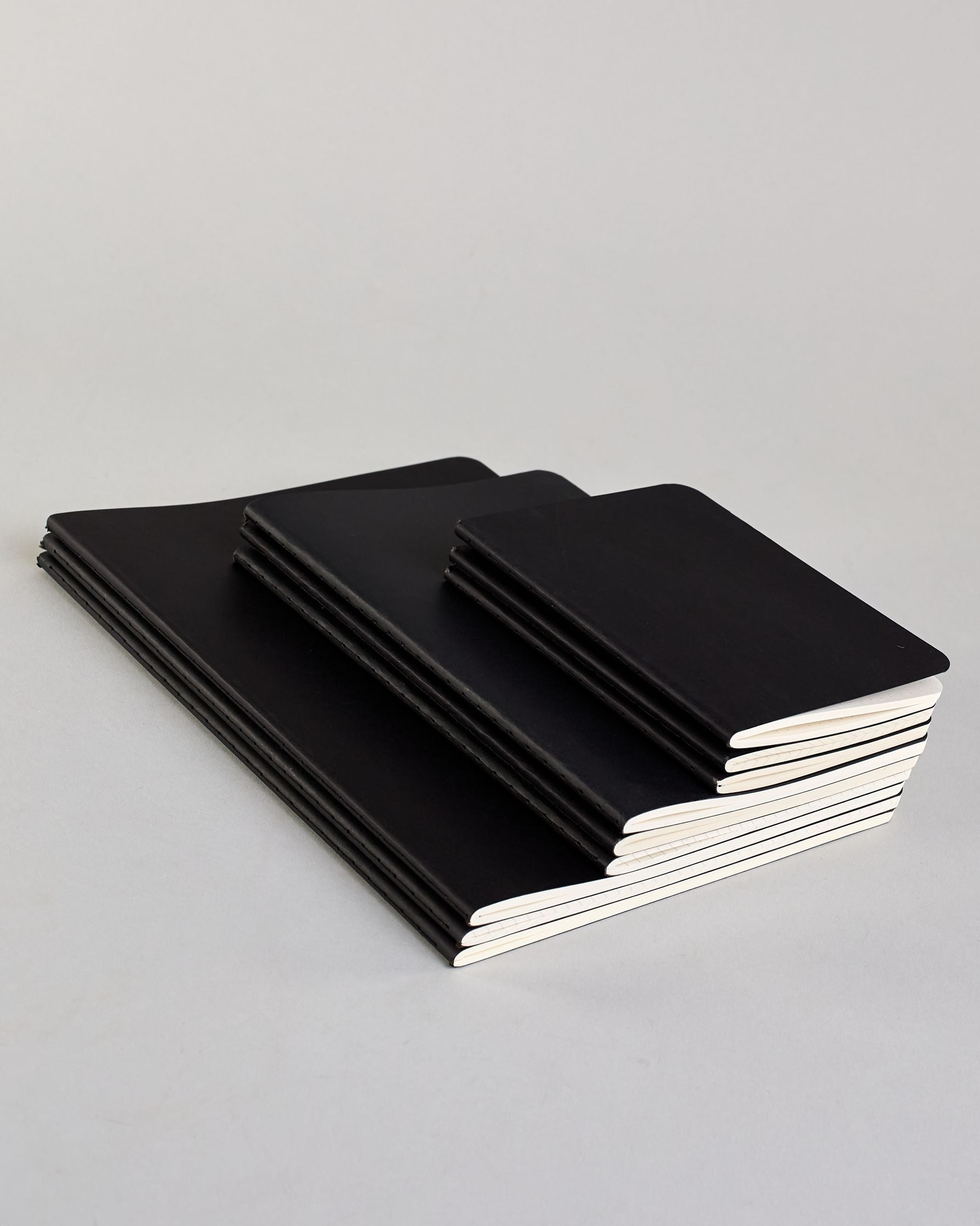 Simples Notizheft mit schwarzem Einband, Fadenbindung seitlich und Logo Print "Herzilein-Wien" in silber, klein auf der Rückseite. #4