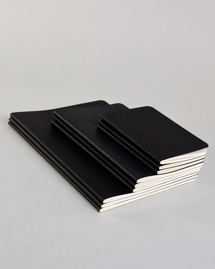 Simples Notizheft mit schwarzem Einband, Fadenbindung seitlich und Logo Print "Herzilein-Wien" in silber, klein auf der Rückseite. #4