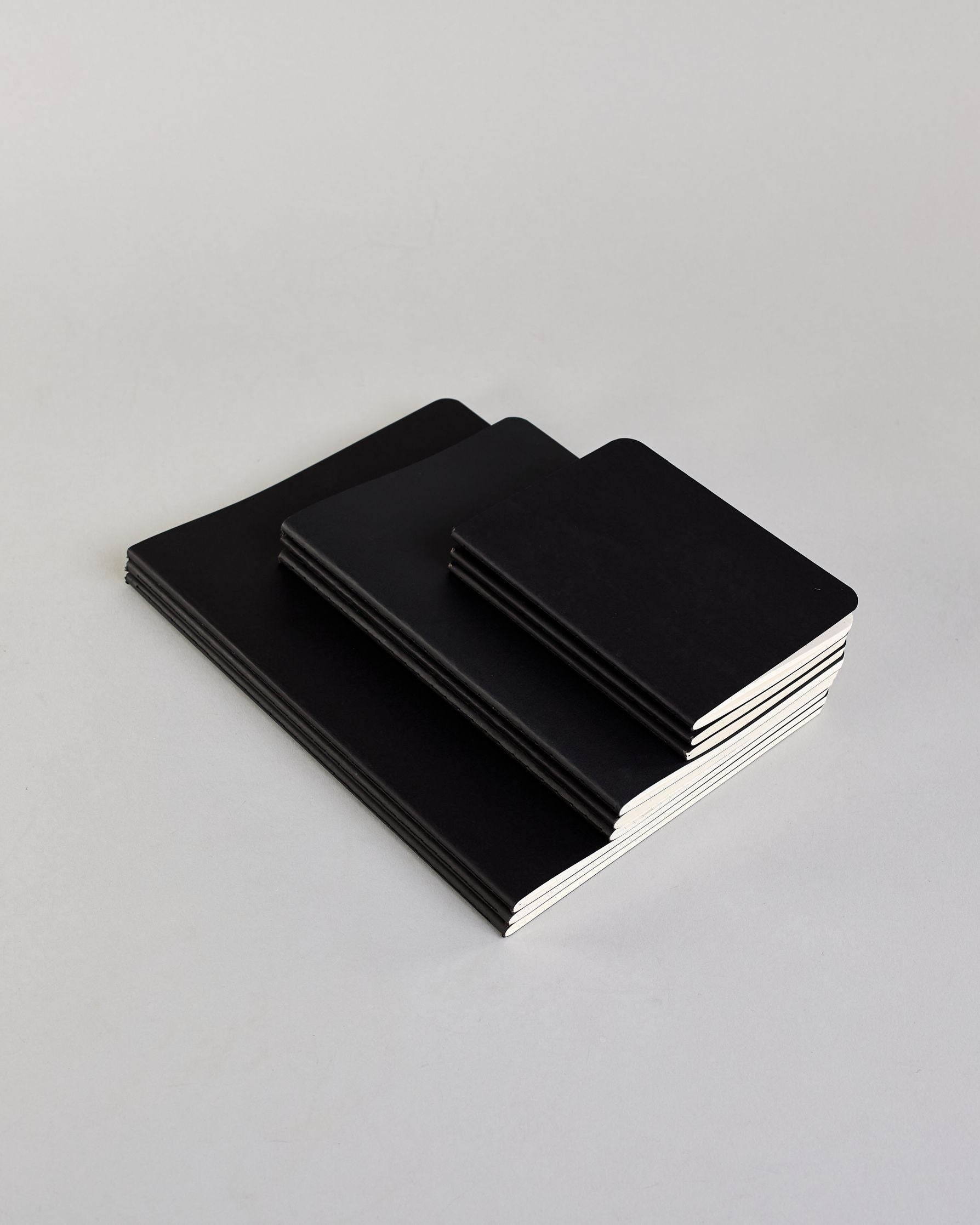 Simples Notizheft mit schwarzem Einband, Fadenbindung seitlich und Logo Print "Herzilein-Wien" in silber, klein auf der Rückseite. #6