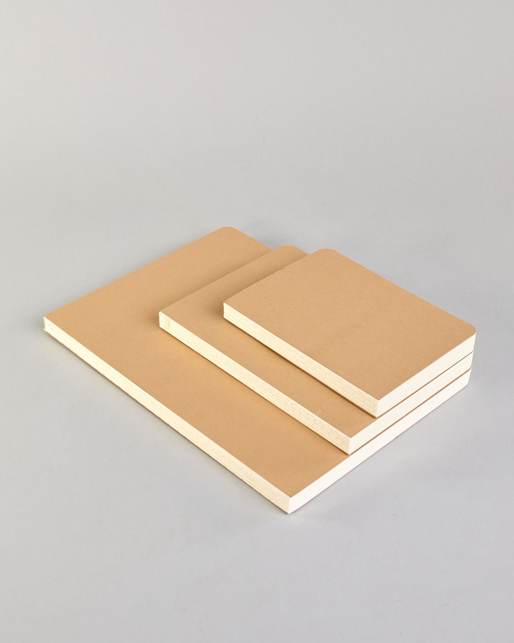 Simples Notizbuch mit Kraft Karton Einband, offener Buchbindung und Logo Print "Herzilein-Wien" in schwarz, klein auf der Rückseite. #7