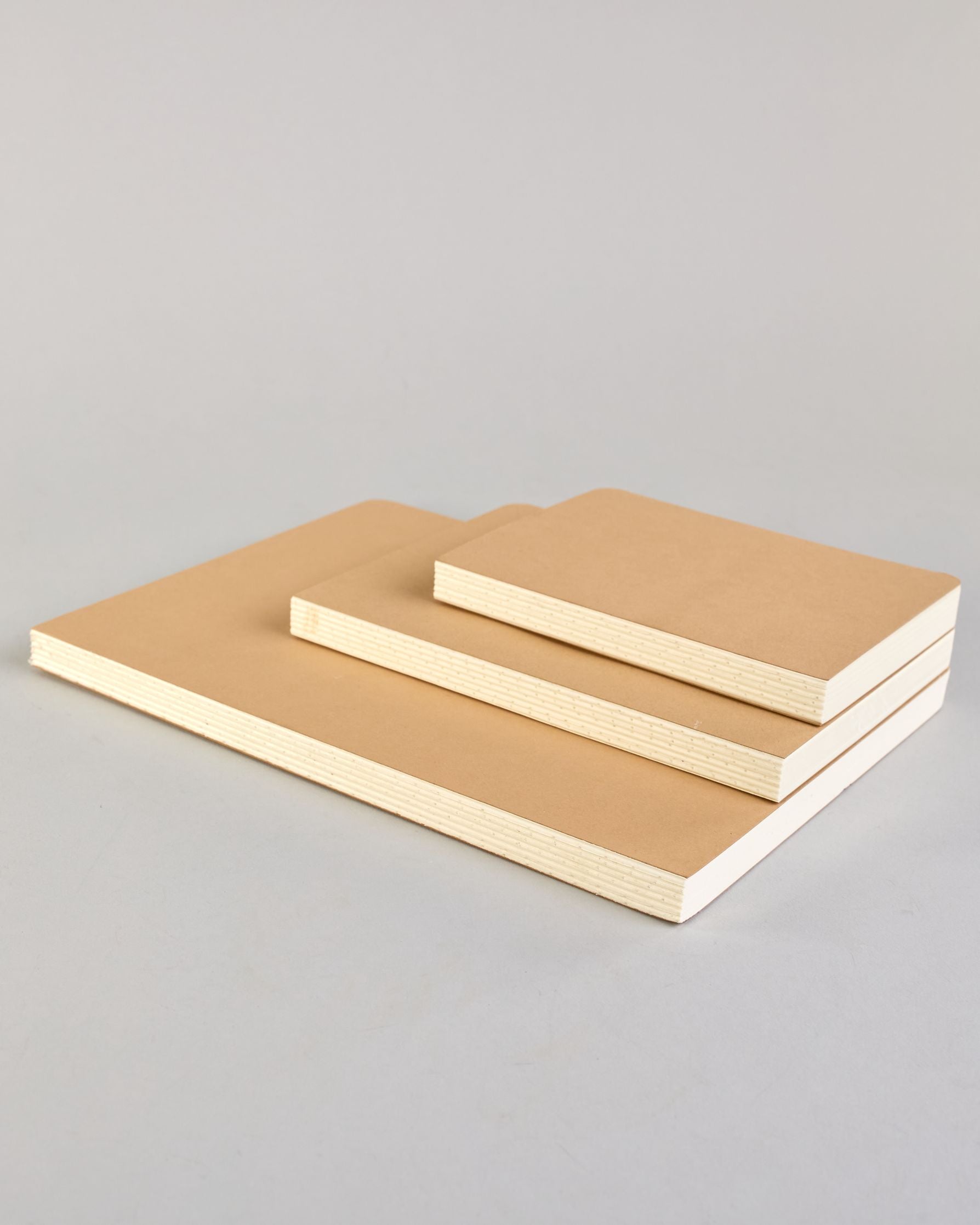 Simples Notizbuch mit Kraft Karton Einband, offener Buchbindung und Logo Print "Herzilein-Wien" in schwarz, klein auf der Rückseite. #8