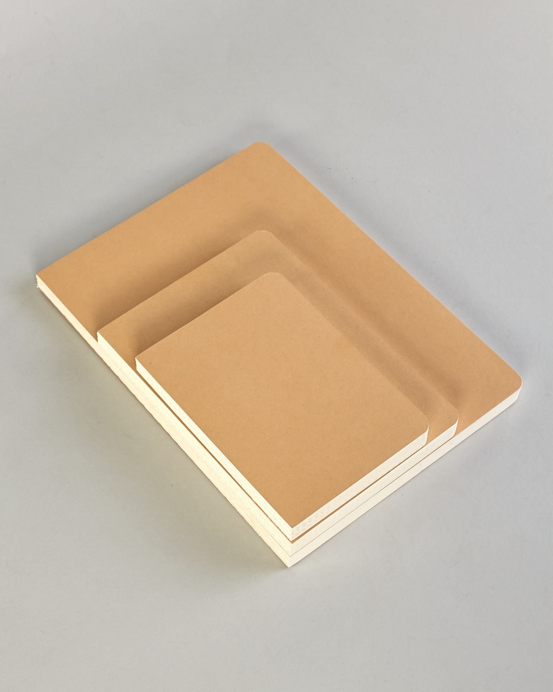 Simples Notizbuch mit Kraft Karton Einband, offener Buchbindung und Logo Print "Herzilein-Wien" in schwarz, klein auf der Rückseite. #10