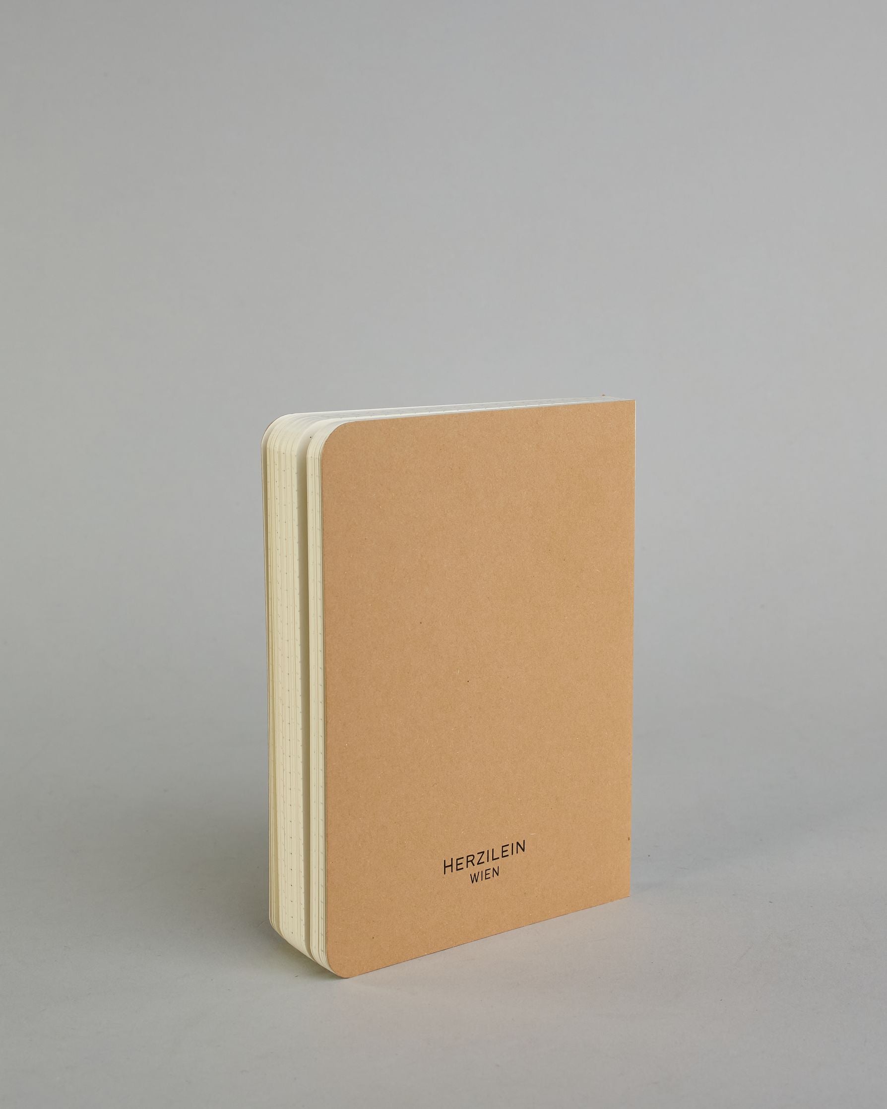 Simples Notizbuch mit Kraft Karton Einband, offener Buchbindung und Logo Print "Herzilein-Wien" in schwarz, klein auf der Rückseite. #11