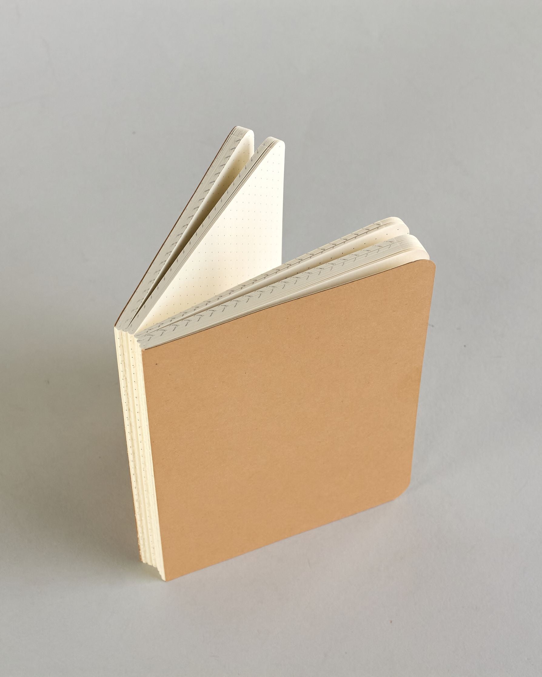 Simples Notizbuch mit Kraft Karton Einband, offener Buchbindung und Logo Print "Herzilein-Wien" in schwarz, klein auf der Rückseite. #12