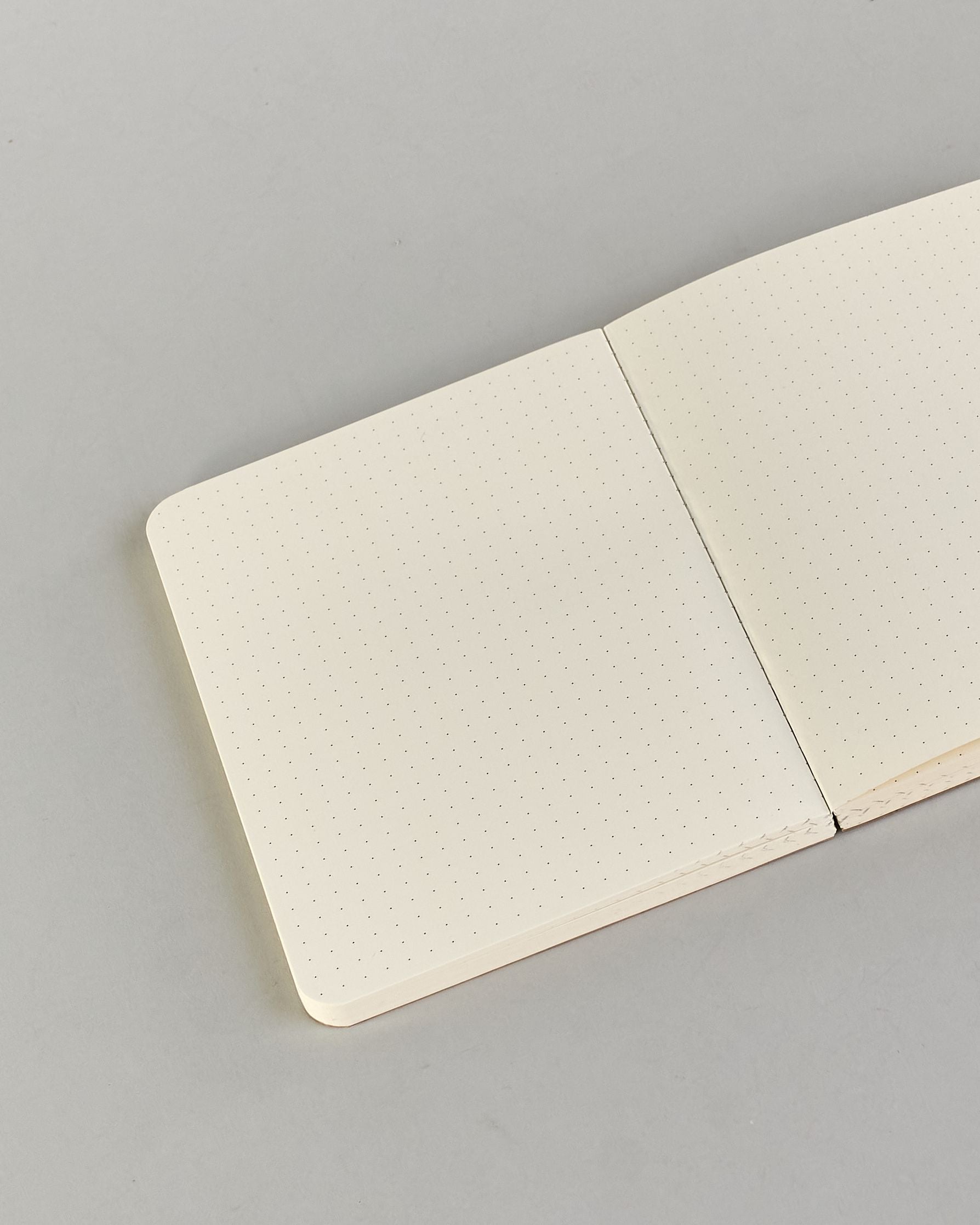 Simples Notizbuch mit Kraft Karton Einband, offener Buchbindung und Logo Print "Herzilein-Wien" in schwarz, klein auf der Rückseite. #14