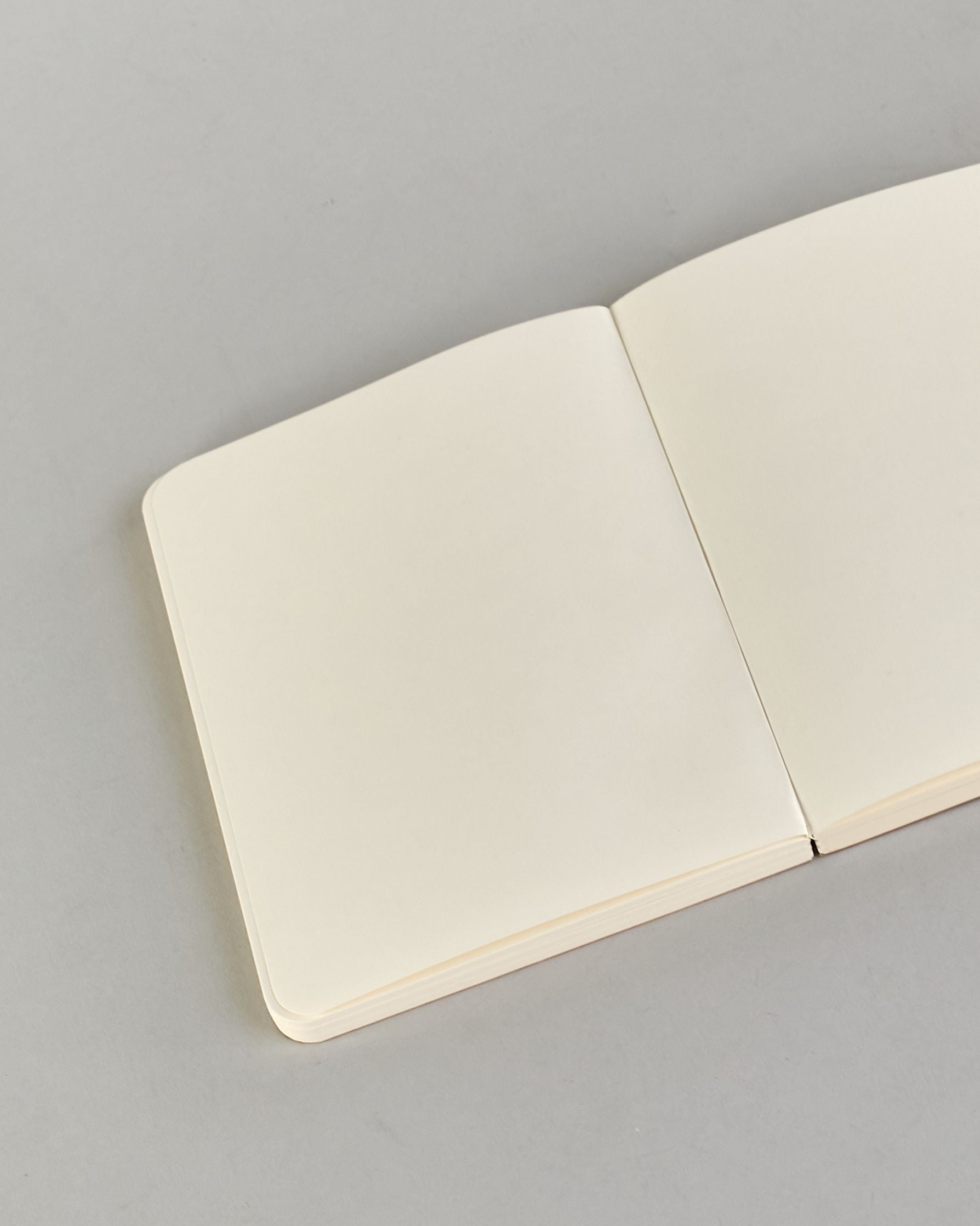 Simples Notizbuch mit Kraft Karton Einband, offener Buchbindung und Logo Print "Herzilein-Wien" in schwarz, klein auf der Rückseite. #15