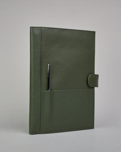 Dunkelgrüner Leder Notizbucheinband mit leichter Narbund. Der Einband hat außen ein flaches Fach in das ein Stift und das Handy gesteckt werden können. Das Notizbuch lässt sich seitlich mit einer Lasche und einem darunterliegenden Druckknopf verschließen. Innen bietet das Notizbuch rechts Platz um ein Buch einzustecken und links gibt es viele Fächer für weitere Notizzettel, Visitkarten und mehr. #1
