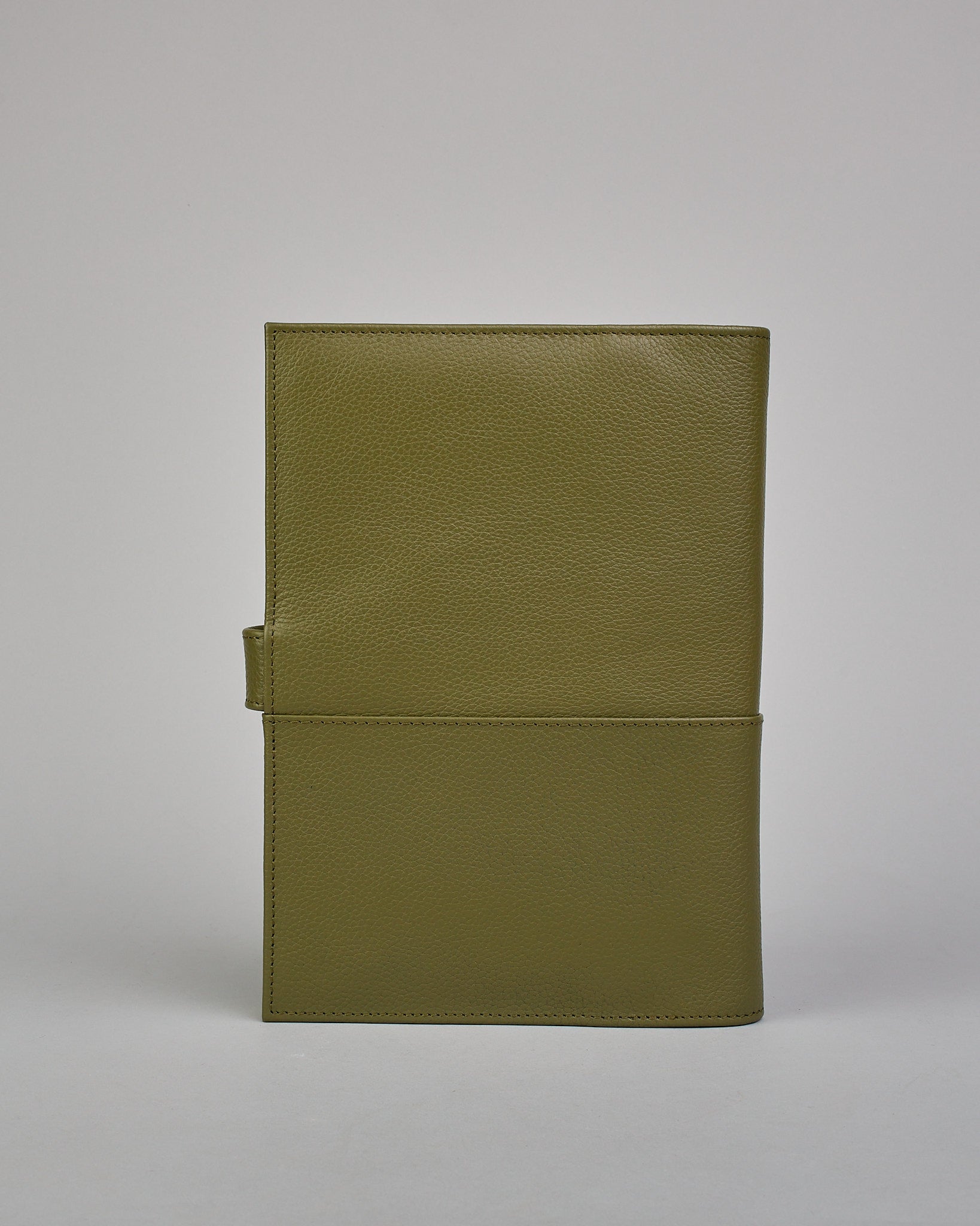 Grüner Leder Notizbucheinband mit leichter Narbund. Der Einband hat außen ein flaches Fach in das ein Stift und das Handy gesteckt werden können. Das Notizbuch lässt sich seitlich mit einer Lasche und einem darunterliegenden Druckknopf verschließen. Innen bietet das Notizbuch rechts Platz um ein Buch einzustecken und links gibt es viele Fächer für weitere Notizzettel, Visitkarten und mehr. #3