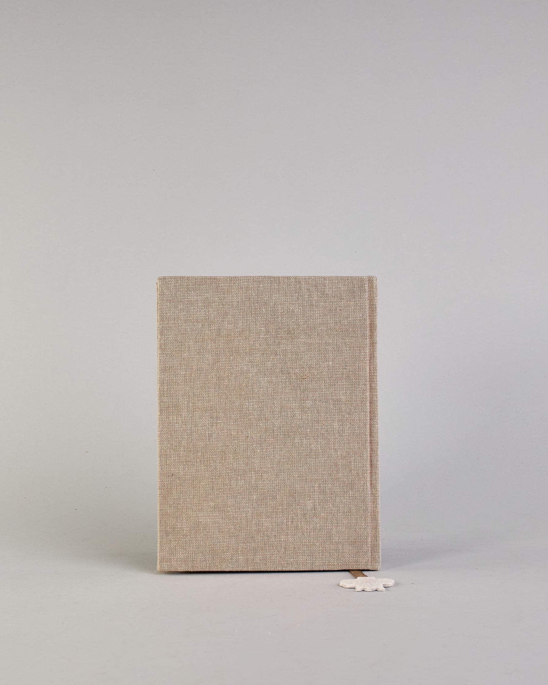 Beiges Notizbuch mti Baumwolleinband und vielen gestickten goldenen Bienen in regelmäßigen Abständen auf dem Einband. Lesezeichen mit goldener Biene als Anhänger. Linierte Seiten innen. #7