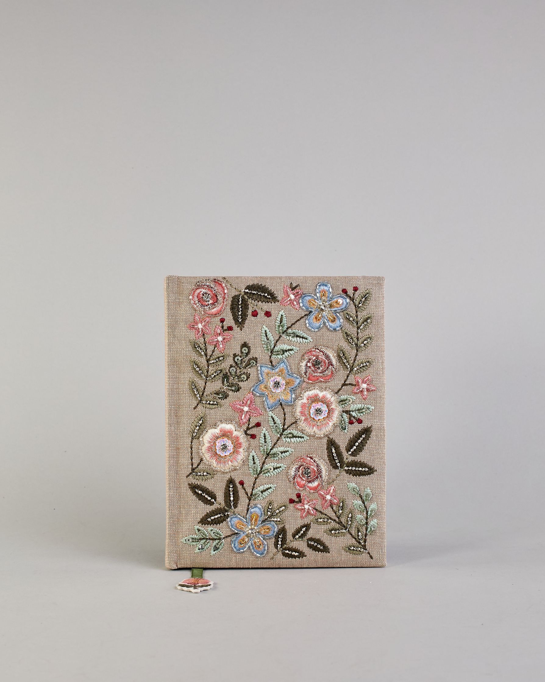 Beiges Notizbuch mit Baumwolleinband und pastellfarbenen Blumen in Perlenstickerei über den gesamten vorderen Bucheinband. Leseichen mit Blume als Anhänger. Linierte Seiten innen. #1
