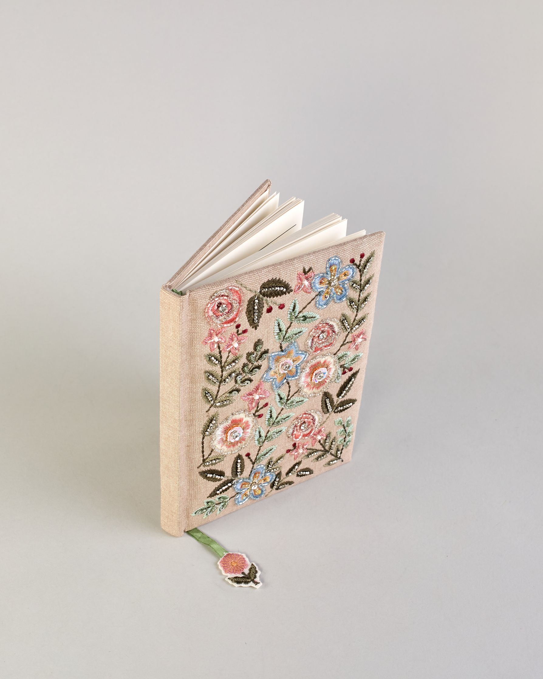 Beiges Notizbuch mit Baumwolleinband und pastellfarbenen Blumen in Perlenstickerei über den gesamten vorderen Bucheinband. Leseichen mit Blume als Anhänger. Linierte Seiten innen. #2