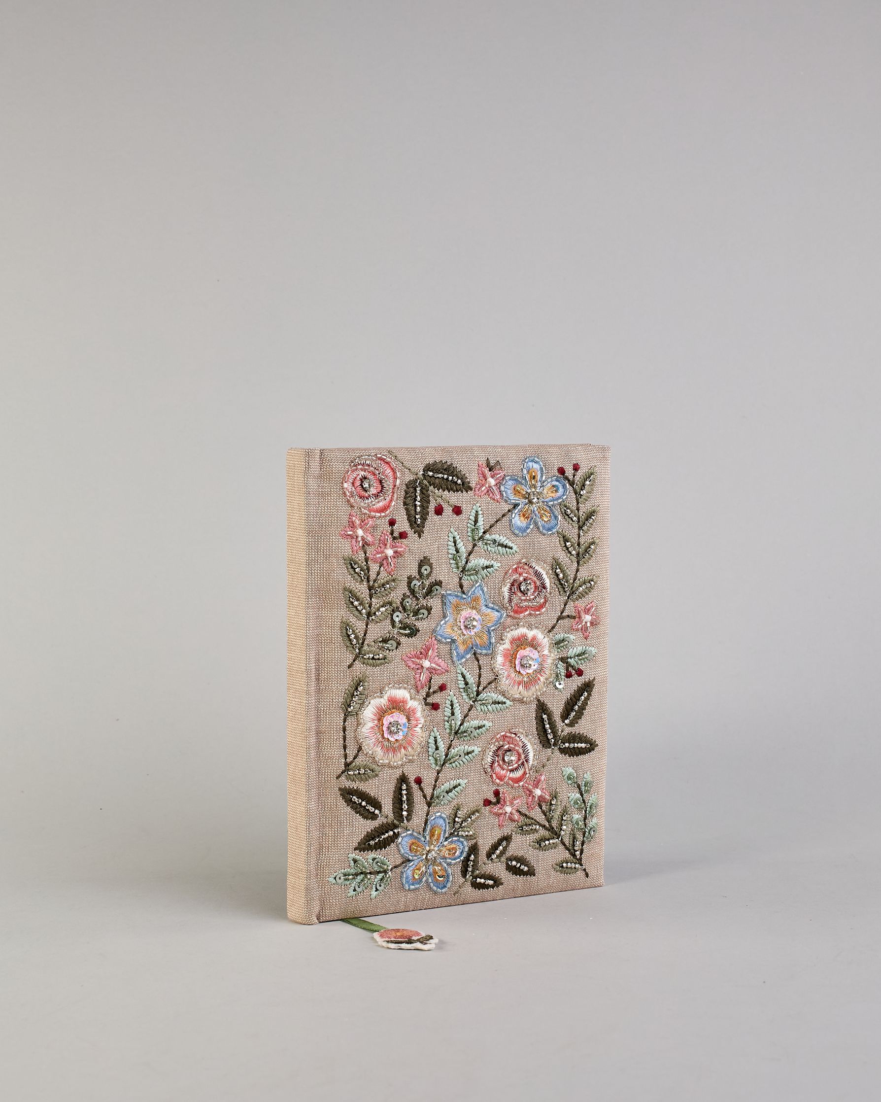 Beiges Notizbuch mit Baumwolleinband und pastellfarbenen Blumen in Perlenstickerei über den gesamten vorderen Bucheinband. Leseichen mit Blume als Anhänger. Linierte Seiten innen. #3
