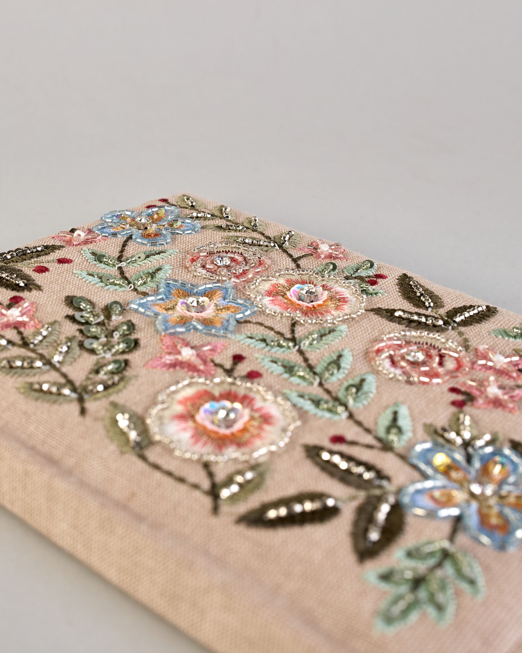 Beiges Notizbuch mit Baumwolleinband und pastellfarbenen Blumen in Perlenstickerei über den gesamten vorderen Bucheinband. Leseichen mit Blume als Anhänger. Linierte Seiten innen. #4