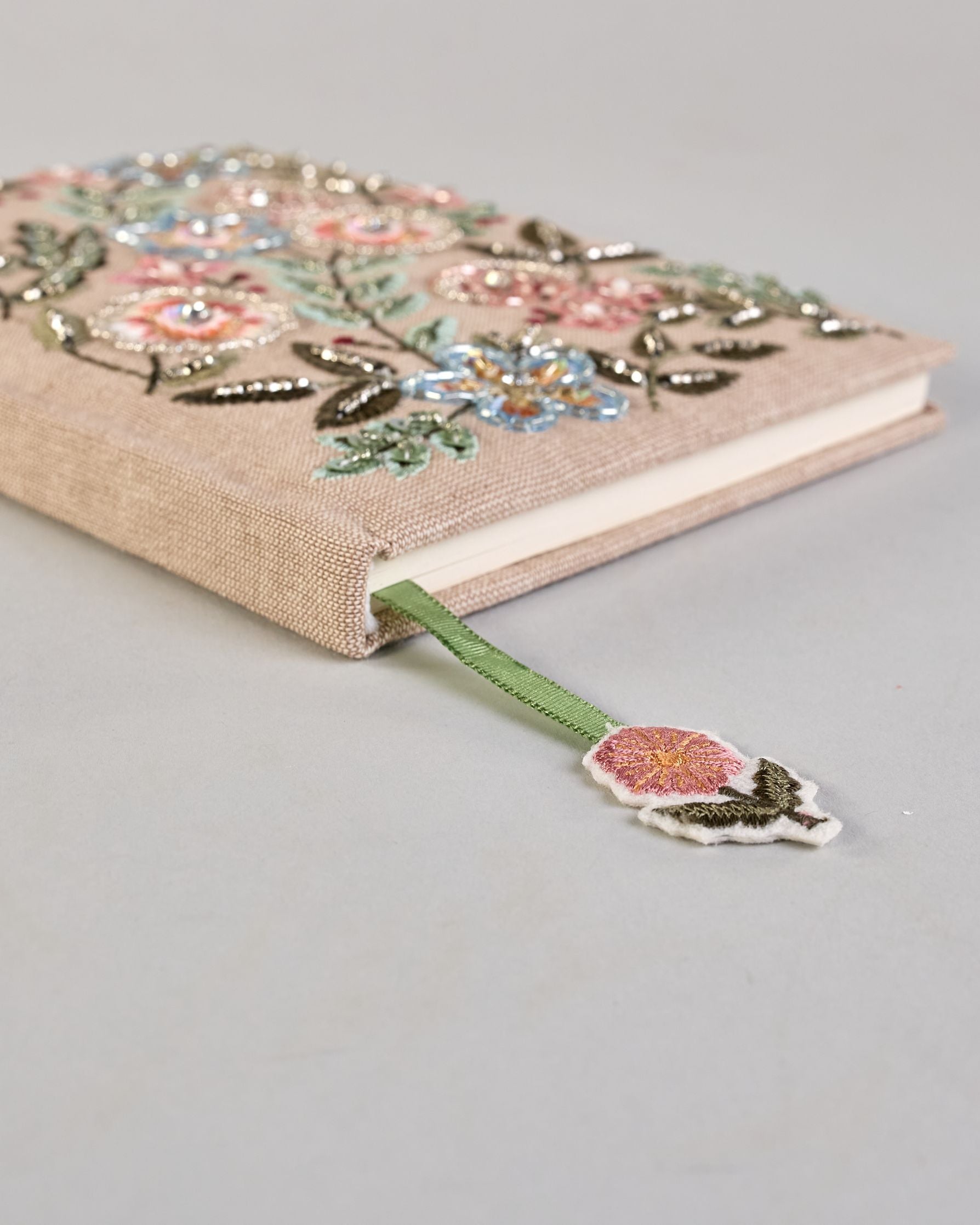 Beiges Notizbuch mit Baumwolleinband und pastellfarbenen Blumen in Perlenstickerei über den gesamten vorderen Bucheinband. Leseichen mit Blume als Anhänger. Linierte Seiten innen. #5