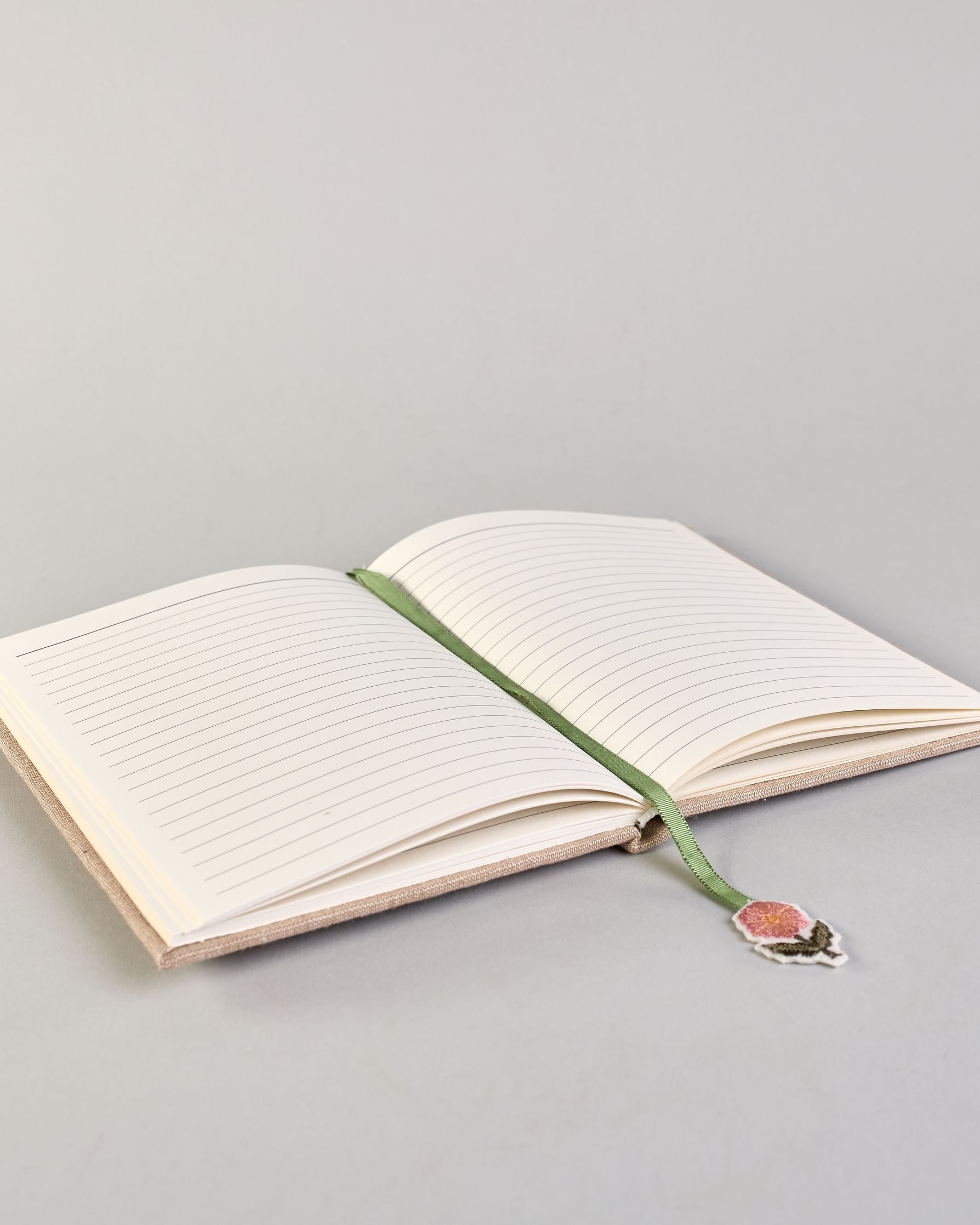 Beiges Notizbuch mit Baumwolleinband und pastellfarbenen Blumen in Perlenstickerei über den gesamten vorderen Bucheinband. Leseichen mit Blume als Anhänger. Linierte Seiten innen. #6