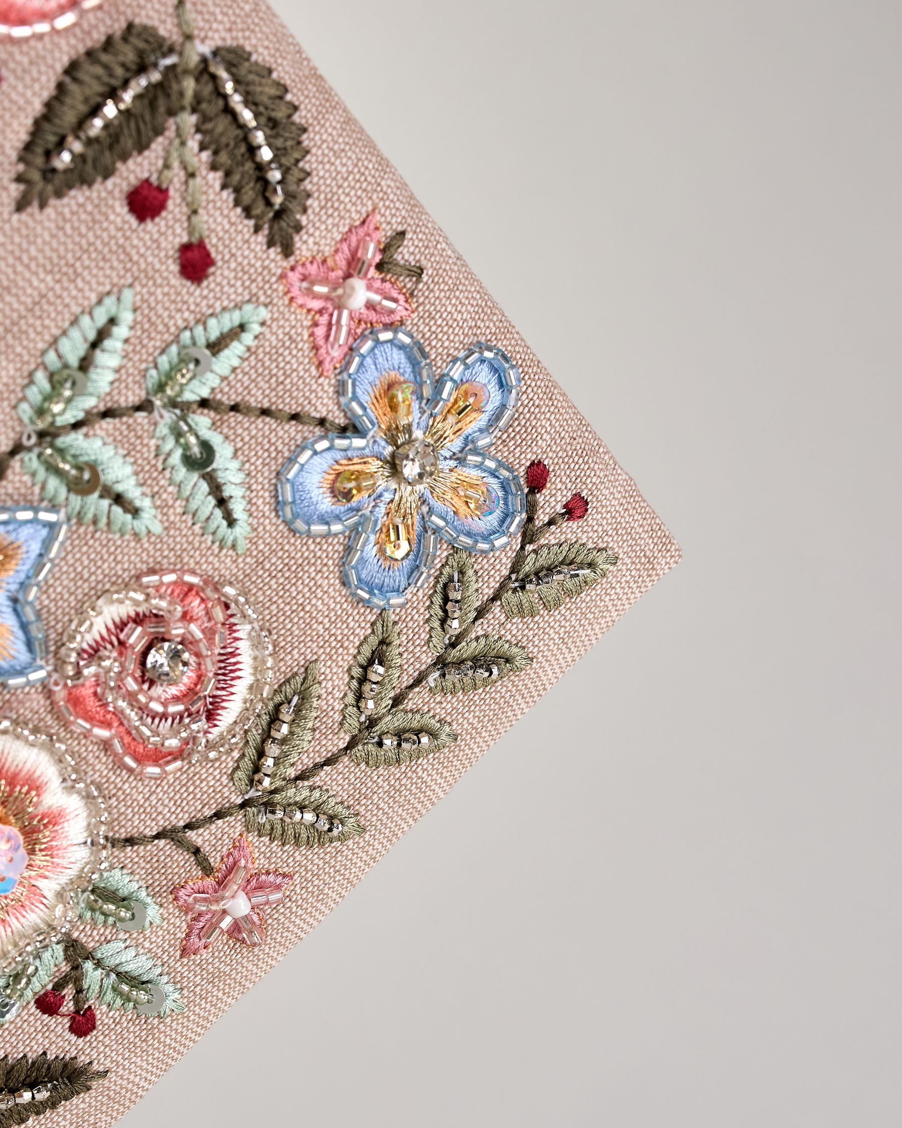 Beiges Notizbuch mit Baumwolleinband und pastellfarbenen Blumen in Perlenstickerei über den gesamten vorderen Bucheinband. Leseichen mit Blume als Anhänger. Linierte Seiten innen. #7