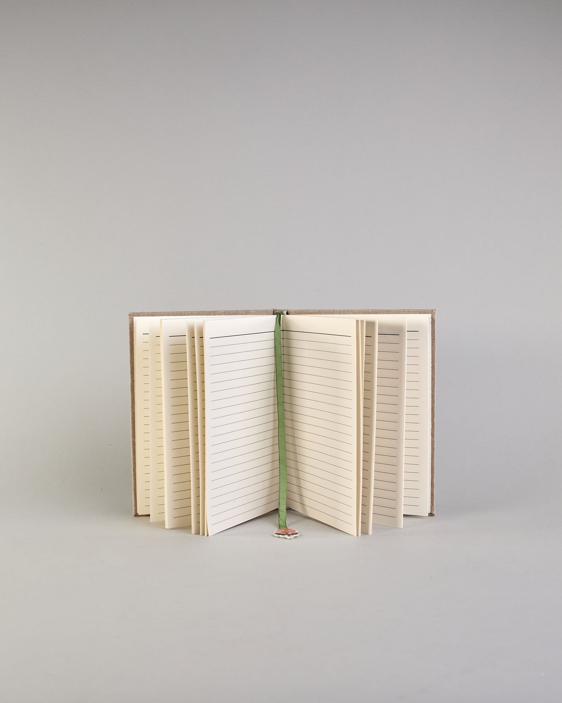 Beiges Notizbuch mit Baumwolleinband und pastellfarbenen Blumen in Perlenstickerei über den gesamten vorderen Bucheinband. Leseichen mit Blume als Anhänger. Linierte Seiten innen. #8