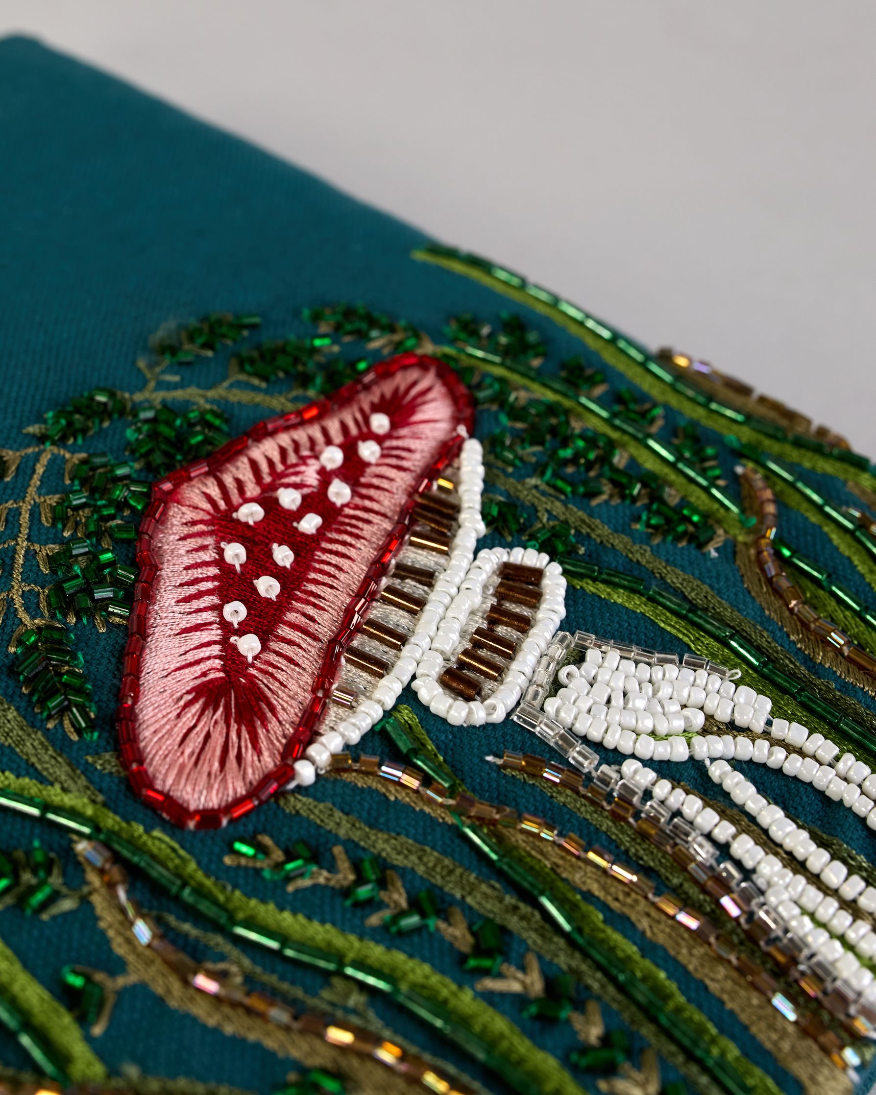 Petrolfarbenes Notizbuch mit Baumwolleinband und großem Fliegenpilz aus Perlen gestickt auf den Bucheinband, runderherum ist noch Gras aus Perlen. Lesezeichen mit Fliegenpilz als Anähnger. Linierte Seiten #2