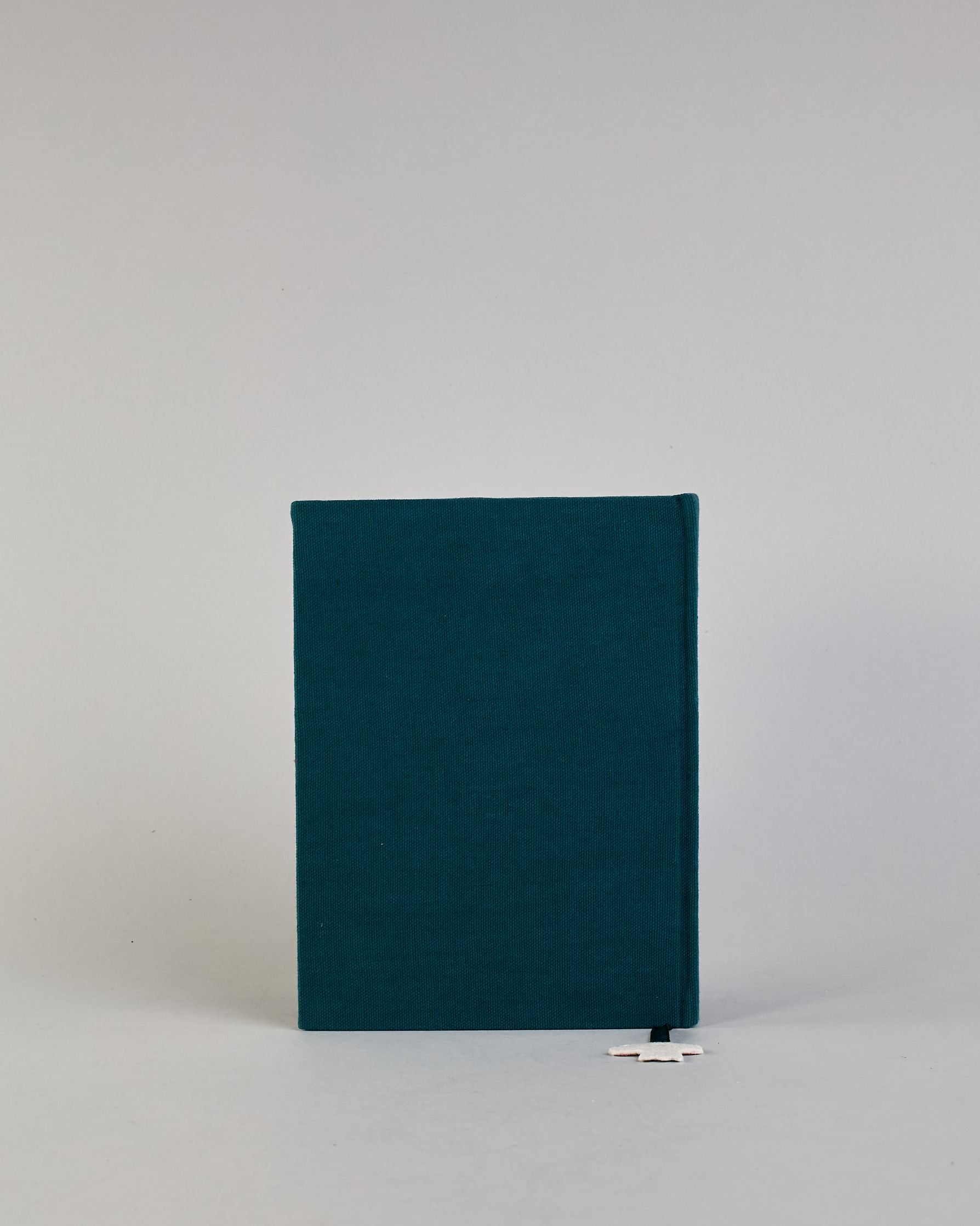 Petrolfarbenes Notizbuch mit Baumwolleinband und großem Fliegenpilz aus Perlen gestickt auf den Bucheinband, runderherum ist noch Gras aus Perlen. Lesezeichen mit Fliegenpilz als Anähnger. Linierte Seiten #8