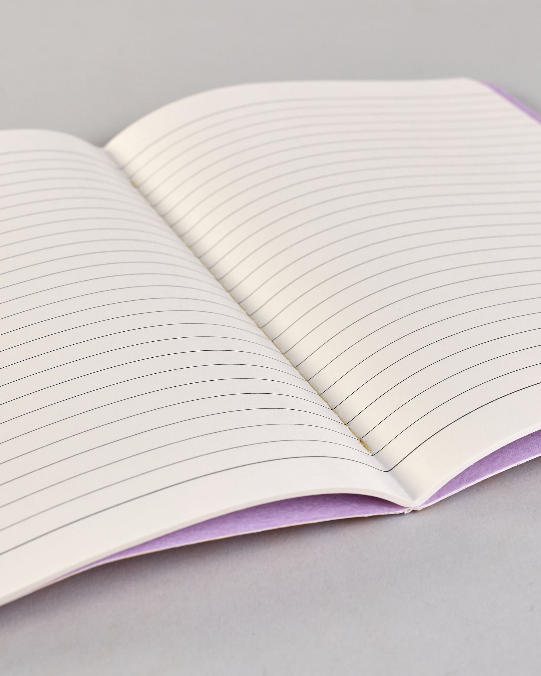 Set aus drei A5-Heften mit recyceltem Baumwolleinband. Die Hefte sind mit senkrechten Streifen in Blau- und Grüntönen gestaltet und zeigen auf dem Cover jeweils ein goldener Spruch: Dreams, Thoughts und Ideas. 30 linierte Seiten innen. #12