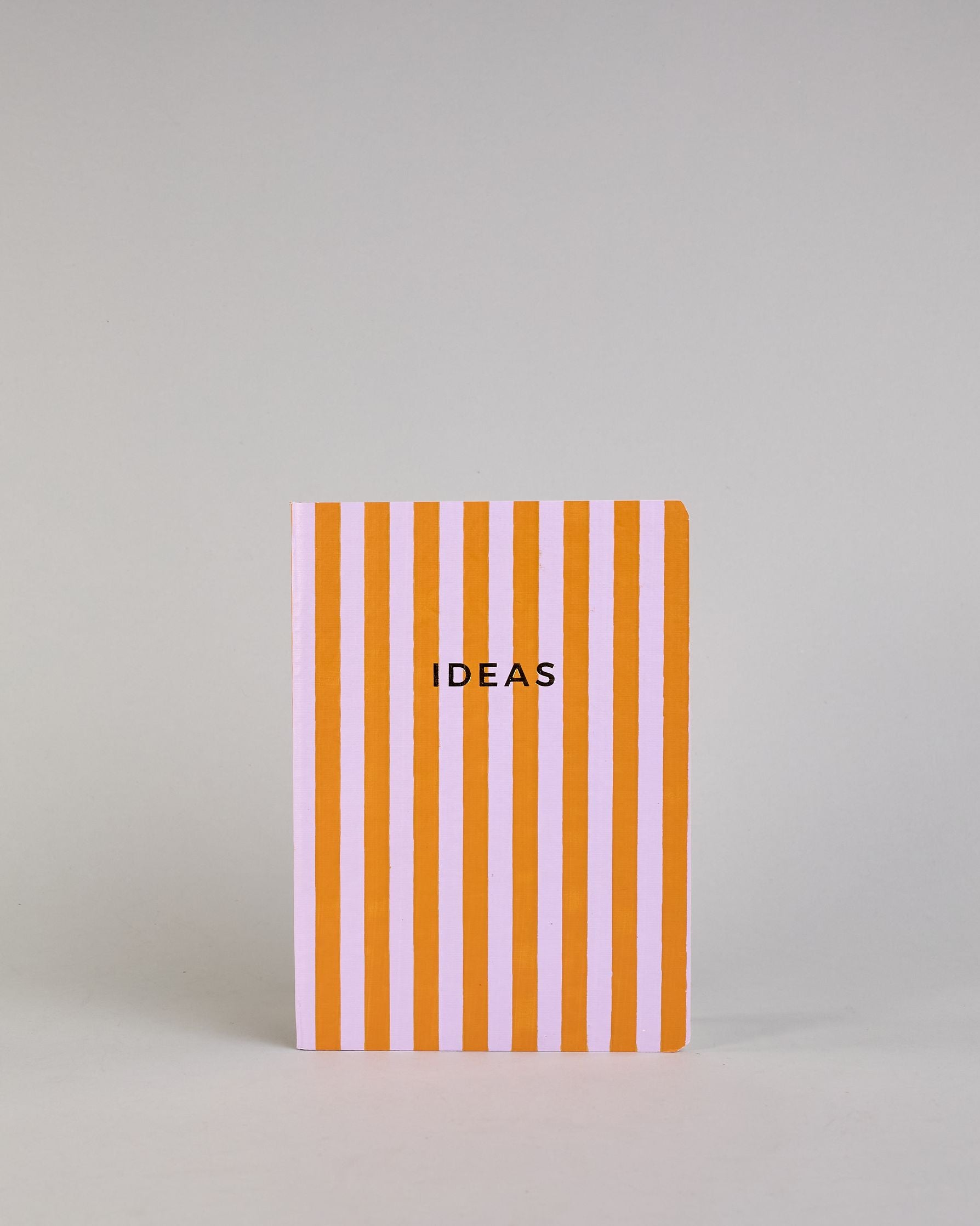 Set aus drei A5-Heften mit recyceltem Baumwolleinband. Die Hefte sind mit senkrechten Streifen in Blau- und Grüntönen gestaltet und zeigen auf dem Cover jeweils ein goldener Spruch: Dreams, Thoughts und Ideas. 30 linierte Seiten innen. #5