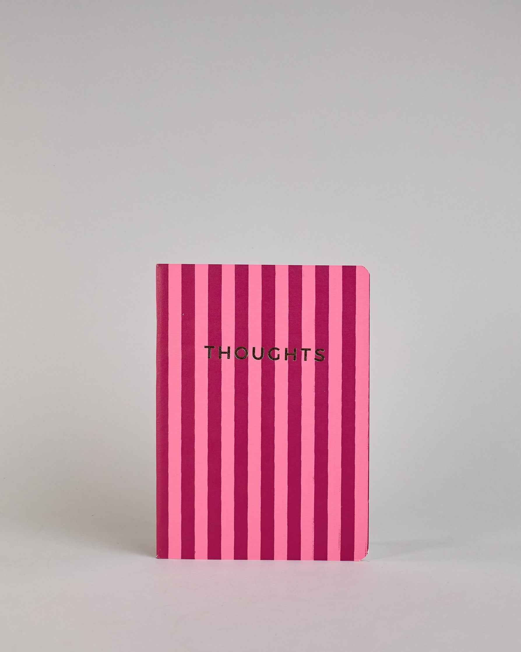 Set aus drei A5-Heften mit recyceltem Baumwolleinband. Die Hefte sind mit senkrechten Streifen in Blau- und Grüntönen gestaltet und zeigen auf dem Cover jeweils ein goldener Spruch: Dreams, Thoughts und Ideas. 30 linierte Seiten innen. #6