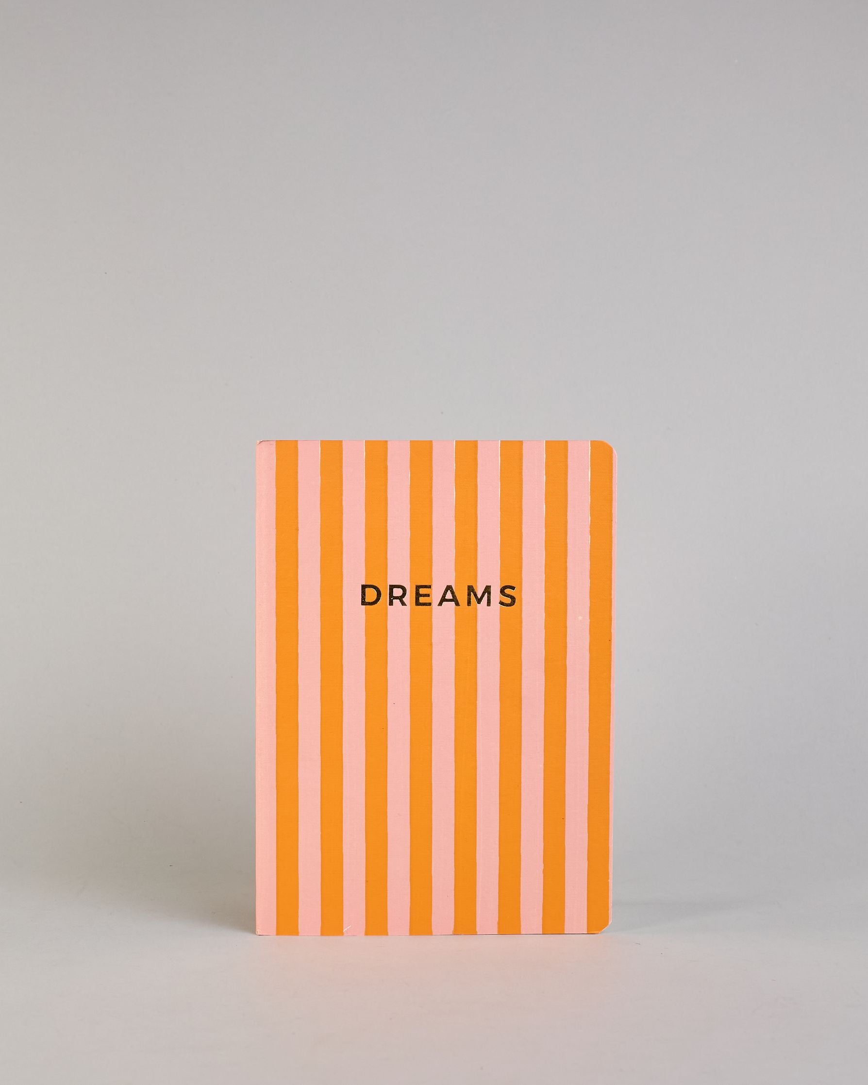 Set aus drei A5-Heften mit recyceltem Baumwolleinband. Die Hefte sind mit senkrechten Streifen in Blau- und Grüntönen gestaltet und zeigen auf dem Cover jeweils ein goldener Spruch: Dreams, Thoughts und Ideas. 30 linierte Seiten innen. #7