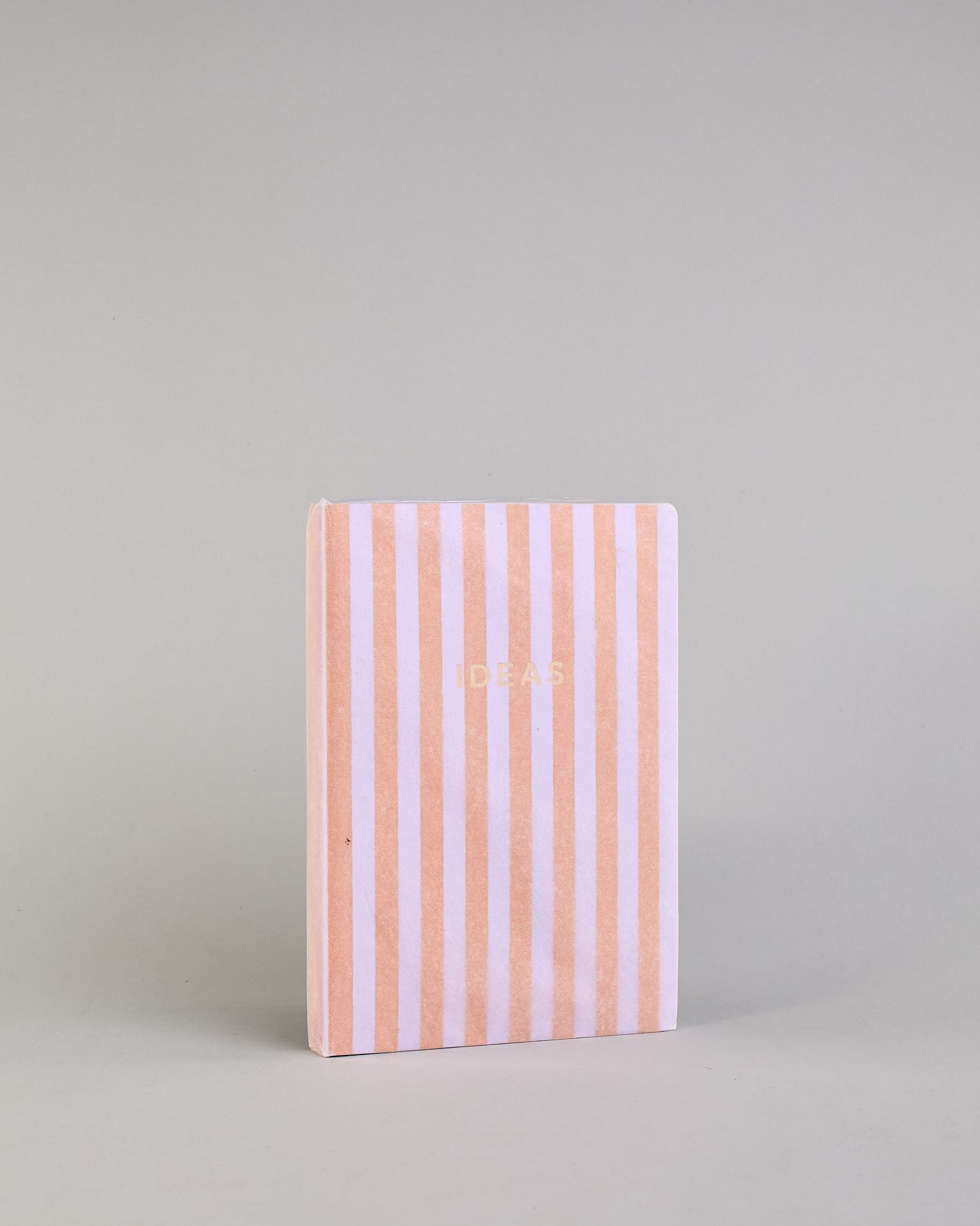 Set aus drei A5-Heften mit recyceltem Baumwolleinband. Die Hefte sind mit senkrechten Streifen in Blau- und Grüntönen gestaltet und zeigen auf dem Cover jeweils ein goldener Spruch: Dreams, Thoughts und Ideas. 30 linierte Seiten innen. #9