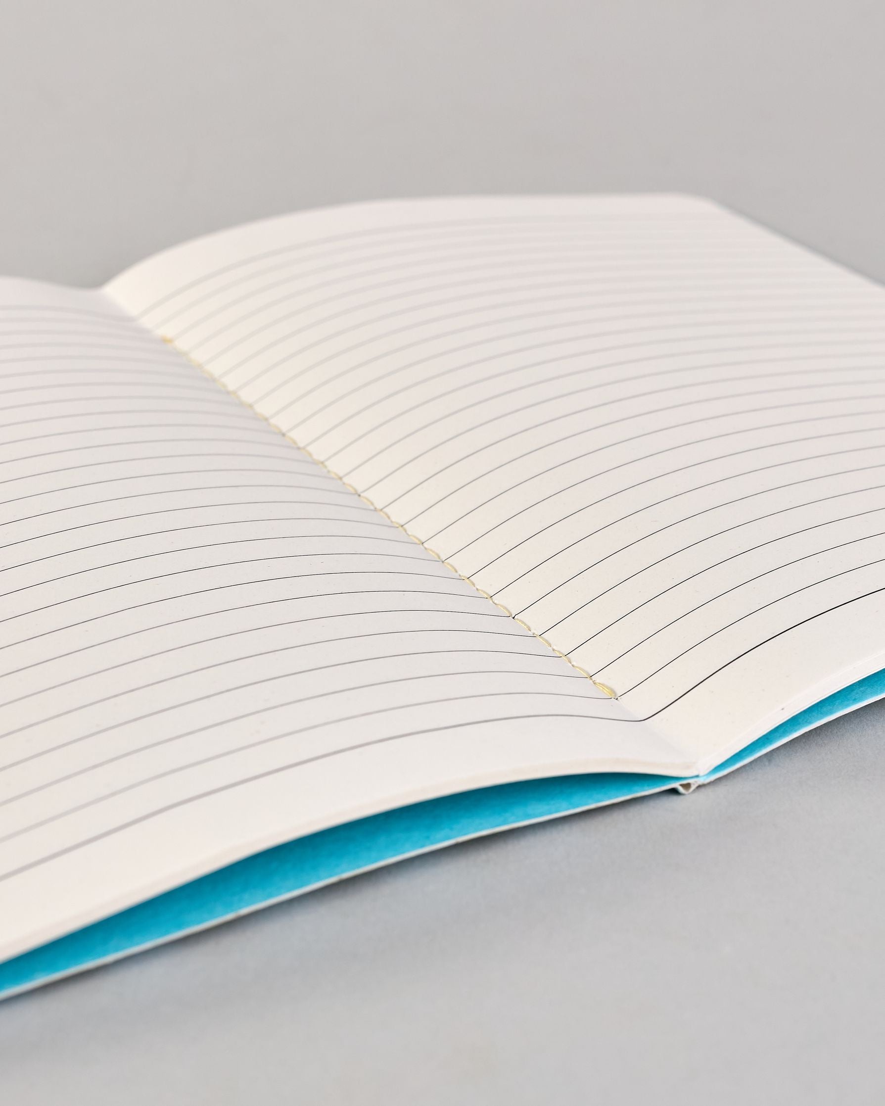 Set aus drei A5-Heften mit recyceltem Baumwolleinband. Die Hefte sind mit senkrechten Streifen in Blau- und Grüntönen gestaltet und zeigen auf dem Cover jeweils ein goldener Spruch: Dreams, Thoughts und Ideas. 30 linierte Seiten innen. #13