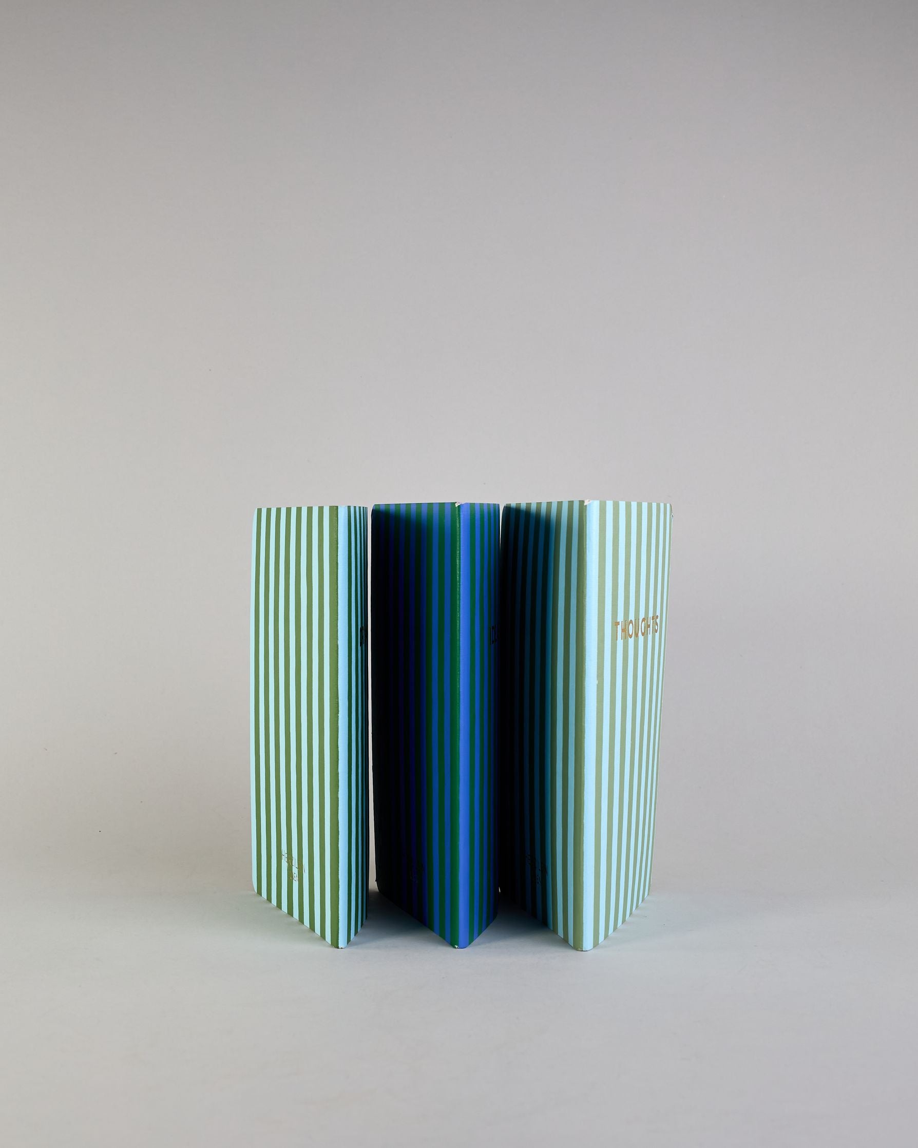 Set aus drei A5-Heften mit recyceltem Baumwolleinband. Die Hefte sind mit senkrechten Streifen in Blau- und Grüntönen gestaltet und zeigen auf dem Cover jeweils ein goldener Spruch: Dreams, Thoughts und Ideas. 30 linierte Seiten innen. #4