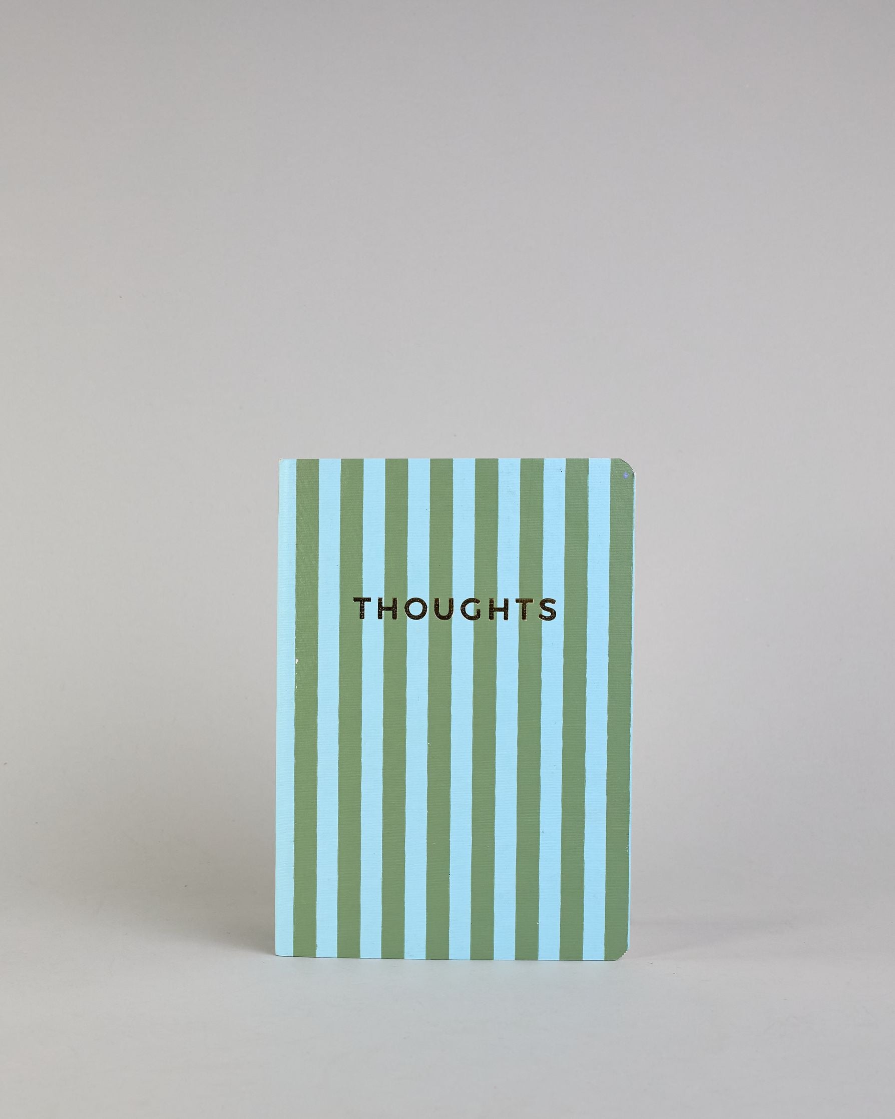 Set aus drei A5-Heften mit recyceltem Baumwolleinband. Die Hefte sind mit senkrechten Streifen in Blau- und Grüntönen gestaltet und zeigen auf dem Cover jeweils ein goldener Spruch: Dreams, Thoughts und Ideas. 30 linierte Seiten innen. #5