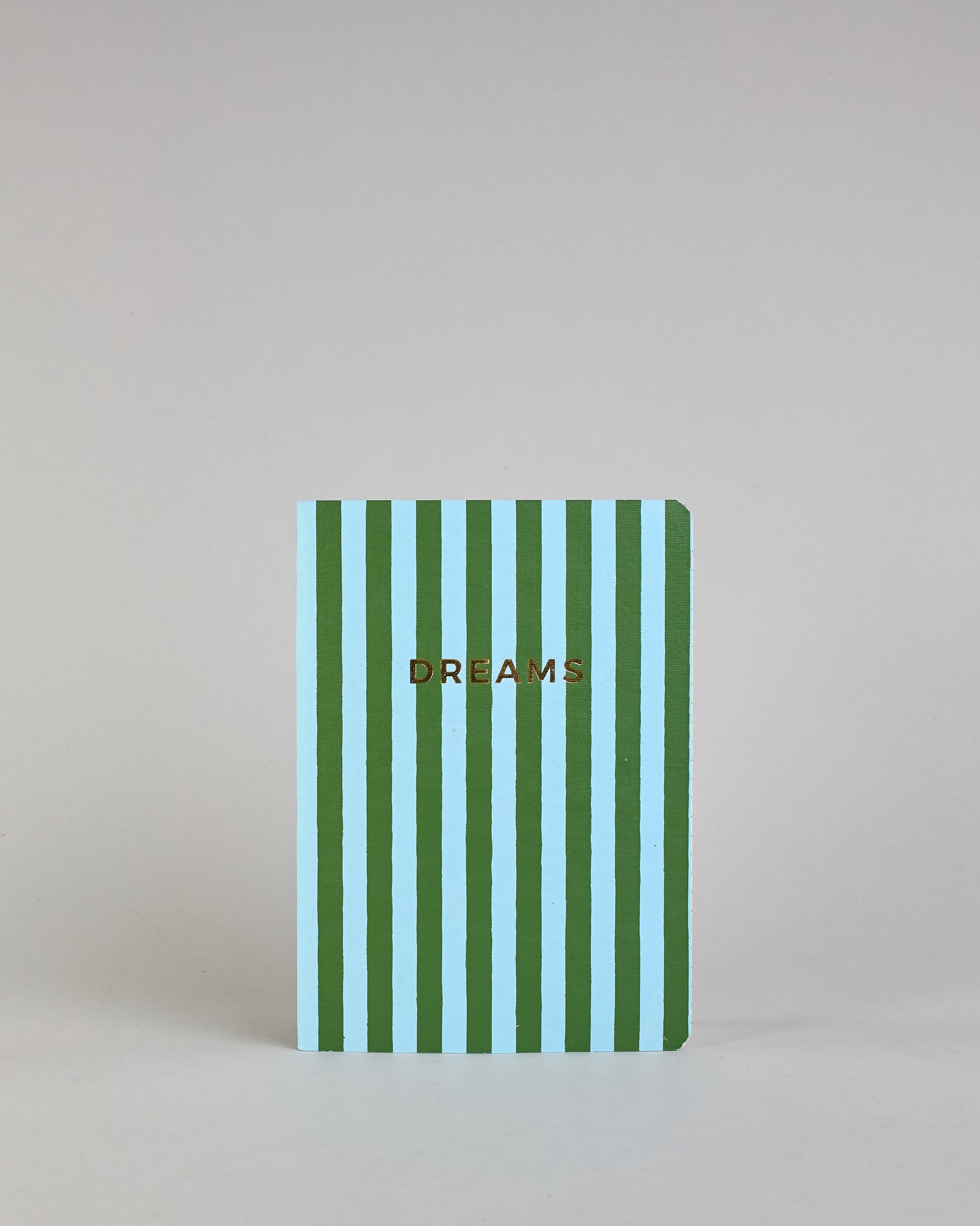 Set aus drei A5-Heften mit recyceltem Baumwolleinband. Die Hefte sind mit senkrechten Streifen in Blau- und Grüntönen gestaltet und zeigen auf dem Cover jeweils ein goldener Spruch: Dreams, Thoughts und Ideas. 30 linierte Seiten innen. #7