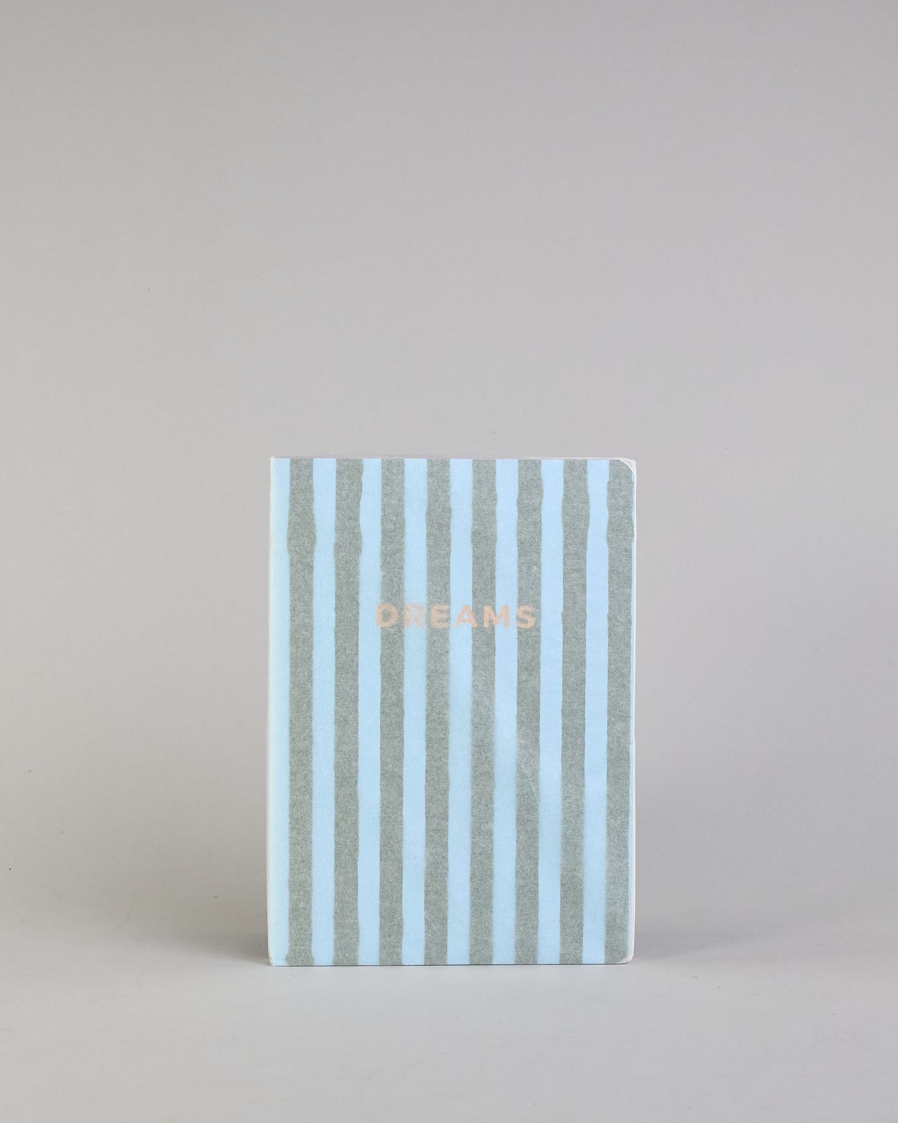 Set aus drei A5-Heften mit recyceltem Baumwolleinband. Die Hefte sind mit senkrechten Streifen in Blau- und Grüntönen gestaltet und zeigen auf dem Cover jeweils ein goldener Spruch: Dreams, Thoughts und Ideas. 30 linierte Seiten innen. #8