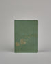 Set bestehend aus drei Heften in dunkelgrün, ockergold und mint. Jedes hat eine andere Prägung oben Mittig in gold. Das dunkelgrüne ein Ginkoblatt, das ockergoldene eine vollfächiges Muster mit Blüten und das mintfarbene eine Pusteblume. Innen sind sie glatt. #3