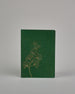 Set bestehend aus drei Heften in dunkelgrün, ockergold und mint. Jedes hat eine andere Prägung oben Mittig in gold. Das dunkelgrüne ein Ginkoblatt, das ockergoldene eine vollfächiges Muster mit Blüten und das mintfarbene eine Pusteblume. Innen sind sie glatt. #4