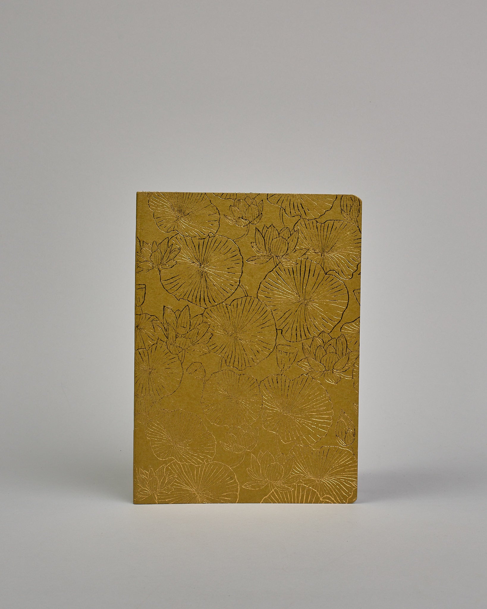 Set bestehend aus drei Heften in dunkelgrün, ockergold und mint. Jedes hat eine andere Prägung oben Mittig in gold. Das dunkelgrüne ein Ginkoblatt, das ockergoldene eine vollfächiges Muster mit Blüten und das mintfarbene eine Pusteblume. Innen sind sie glatt. #5