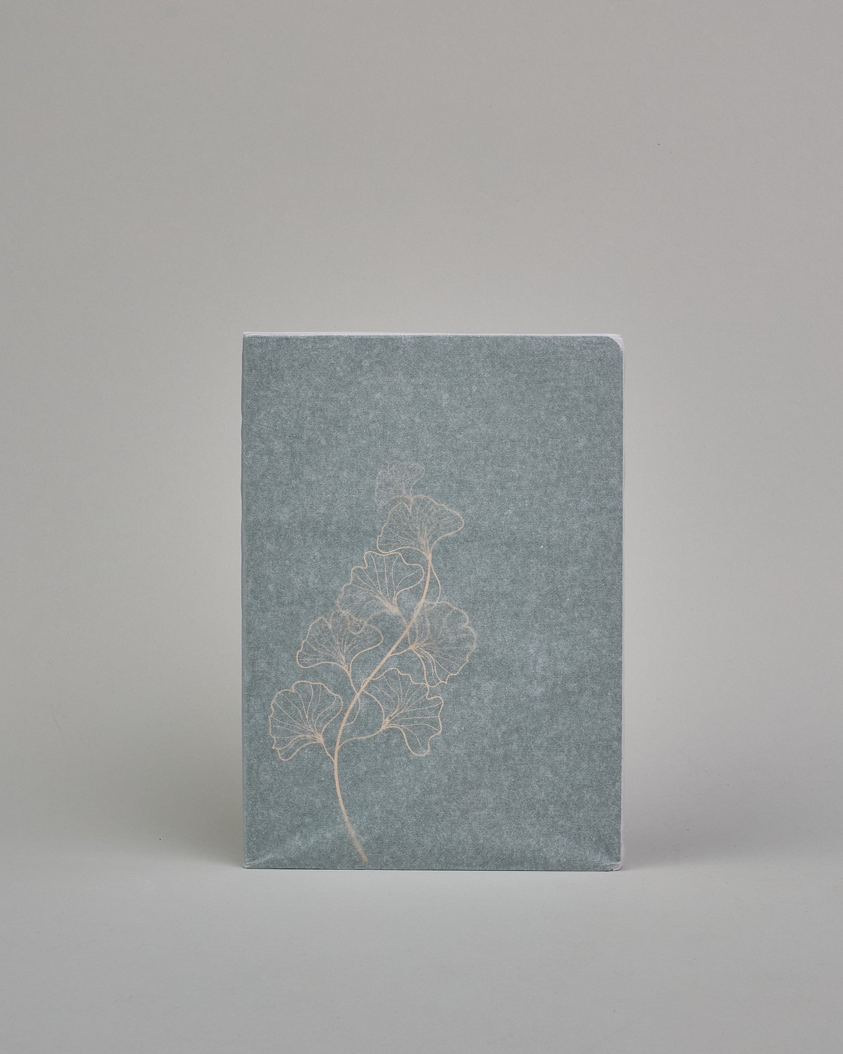 Set bestehend aus drei Heften in dunkelgrün, ockergold und mint. Jedes hat eine andere Prägung oben Mittig in gold. Das dunkelgrüne ein Ginkoblatt, das ockergoldene eine vollfächiges Muster mit Blüten und das mintfarbene eine Pusteblume. Innen sind sie glatt. #7
