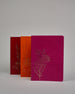 Set bestehend aus drei Heften in magenta, dunkelrot und orange. Jedes hat eine andere Prägung oben Mittig in gold. Das magentafarbene eine Pfingstrose, das dunkelrote einen Zweig mit Blumen, das orangene ein vollflächiges Blumenmuster. Innen sind sie glatt. #1