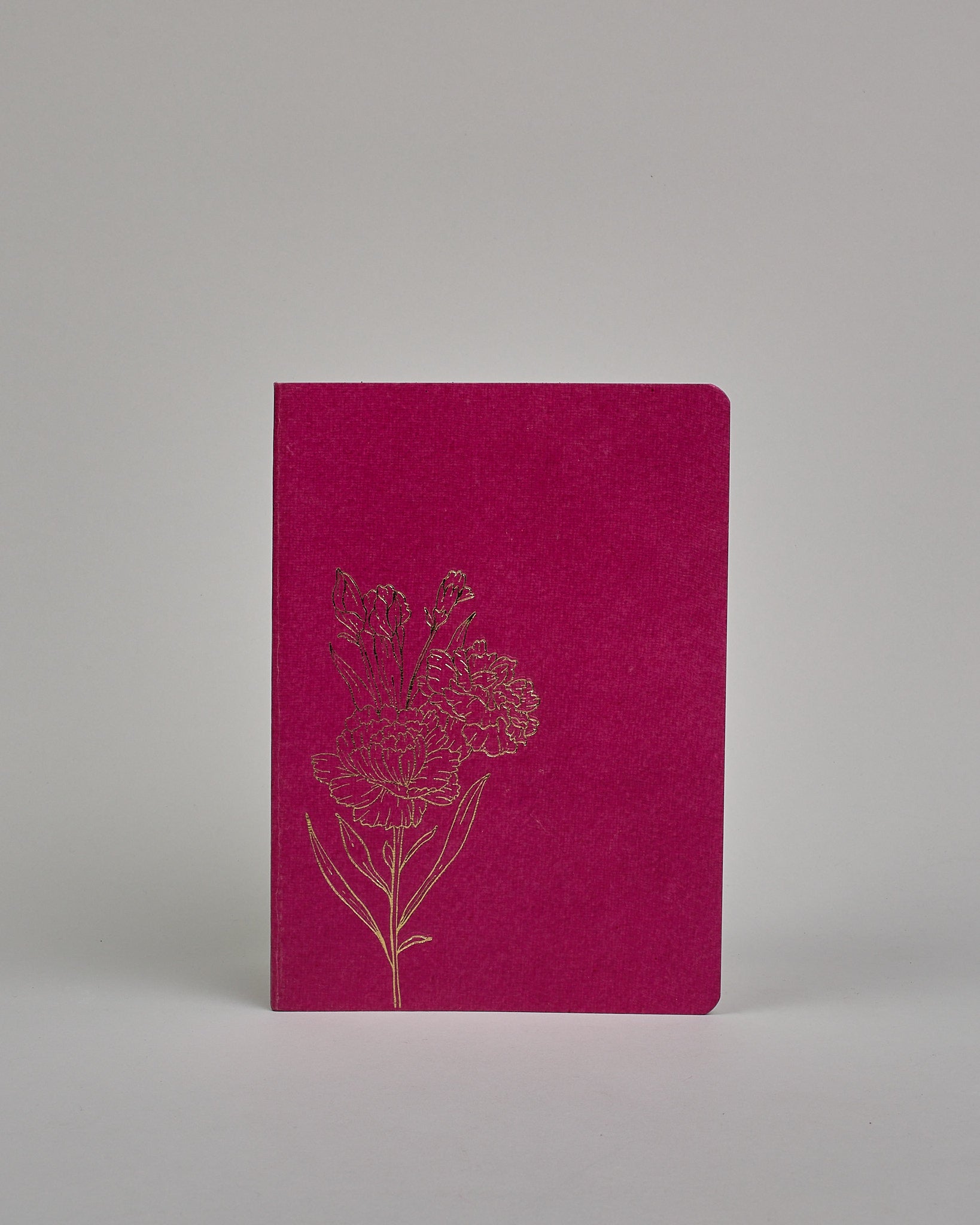 Set bestehend aus drei Heften in magenta, dunkelrot und orange. Jedes hat eine andere Prägung oben Mittig in gold. Das magentafarbene eine Pfingstrose, das dunkelrote einen Zweig mit Blumen, das orangene ein vollflächiges Blumenmuster. Innen sind sie glatt. #5