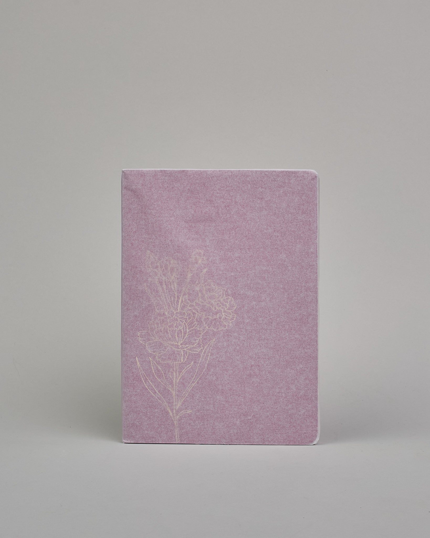 Set bestehend aus drei Heften in magenta, dunkelrot und orange. Jedes hat eine andere Prägung oben Mittig in gold. Das magentafarbene eine Pfingstrose, das dunkelrote einen Zweig mit Blumen, das orangene ein vollflächiges Blumenmuster. Innen sind sie glatt. #6