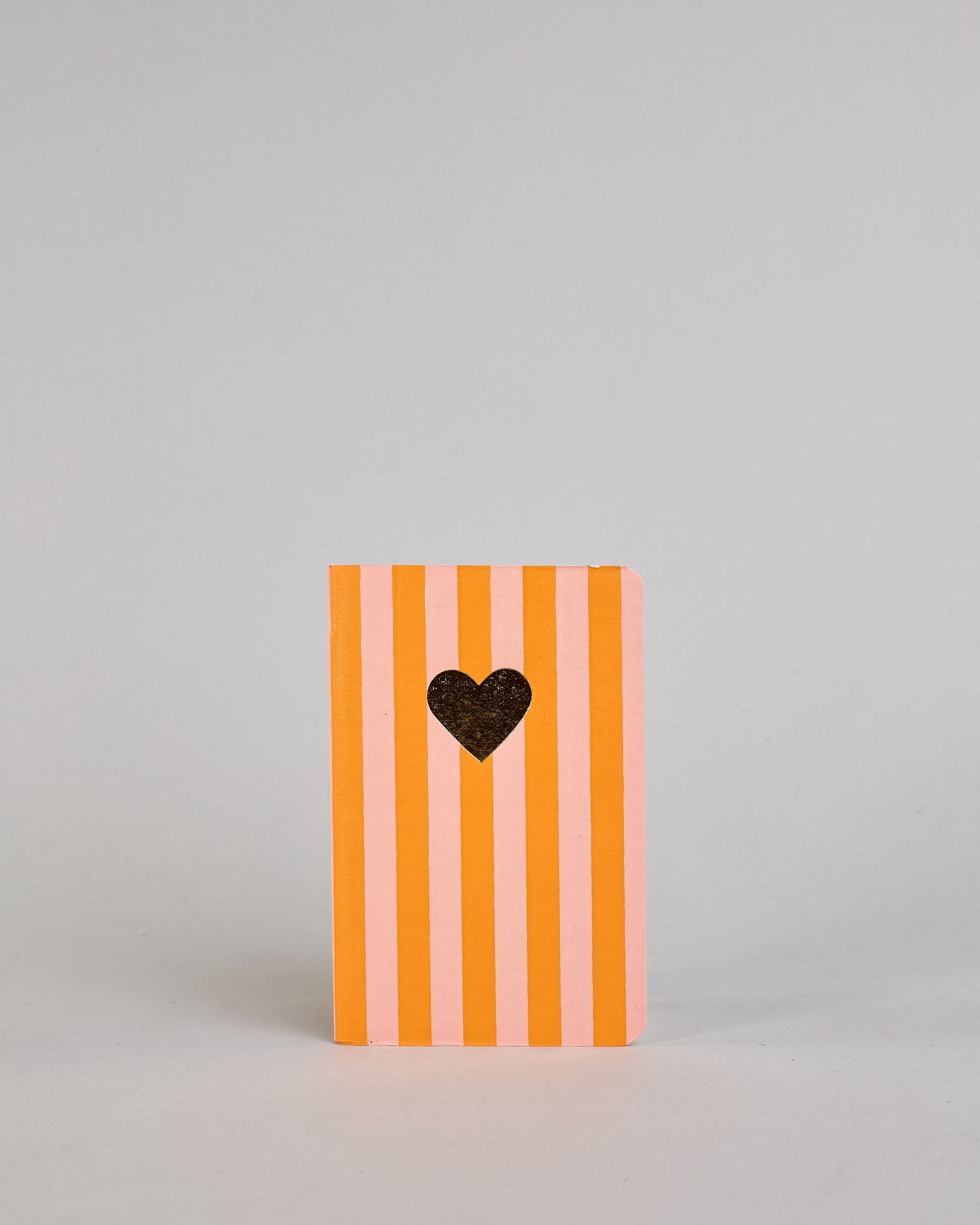 Set aus drei A6-Heften mit recyceltem Baumwolleinband. Die Hefte sind mit senkrechten Streifen in Blau- und Grüntönen gestaltet und zeigen auf dem Cover jeweils ein goldenes Motiv: ein Herz, ein Kleeblatt und eine Libelle. 30 glatte Seiten innen. #5