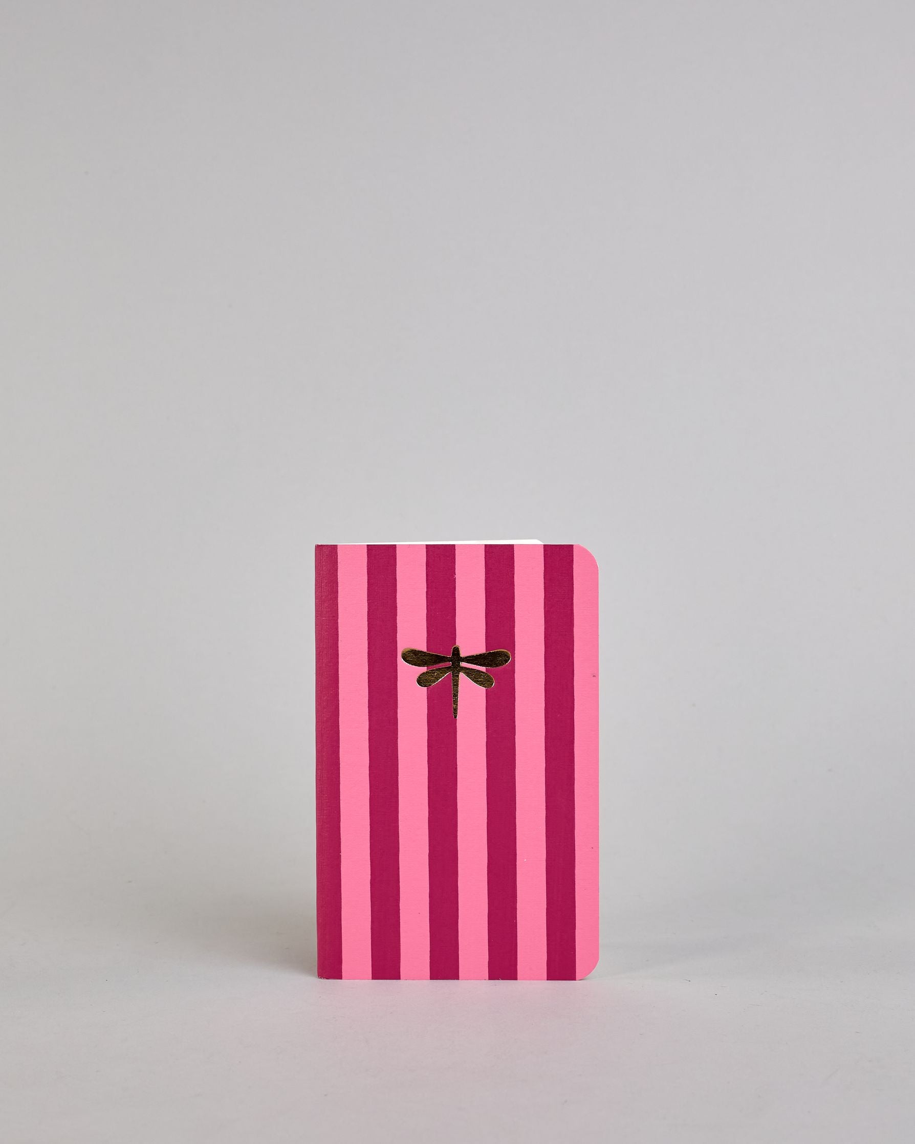 Set aus drei A6-Heften mit recyceltem Baumwolleinband. Die Hefte sind mit senkrechten Streifen in Blau- und Grüntönen gestaltet und zeigen auf dem Cover jeweils ein goldenes Motiv: ein Herz, ein Kleeblatt und eine Libelle. 30 glatte Seiten innen. #6