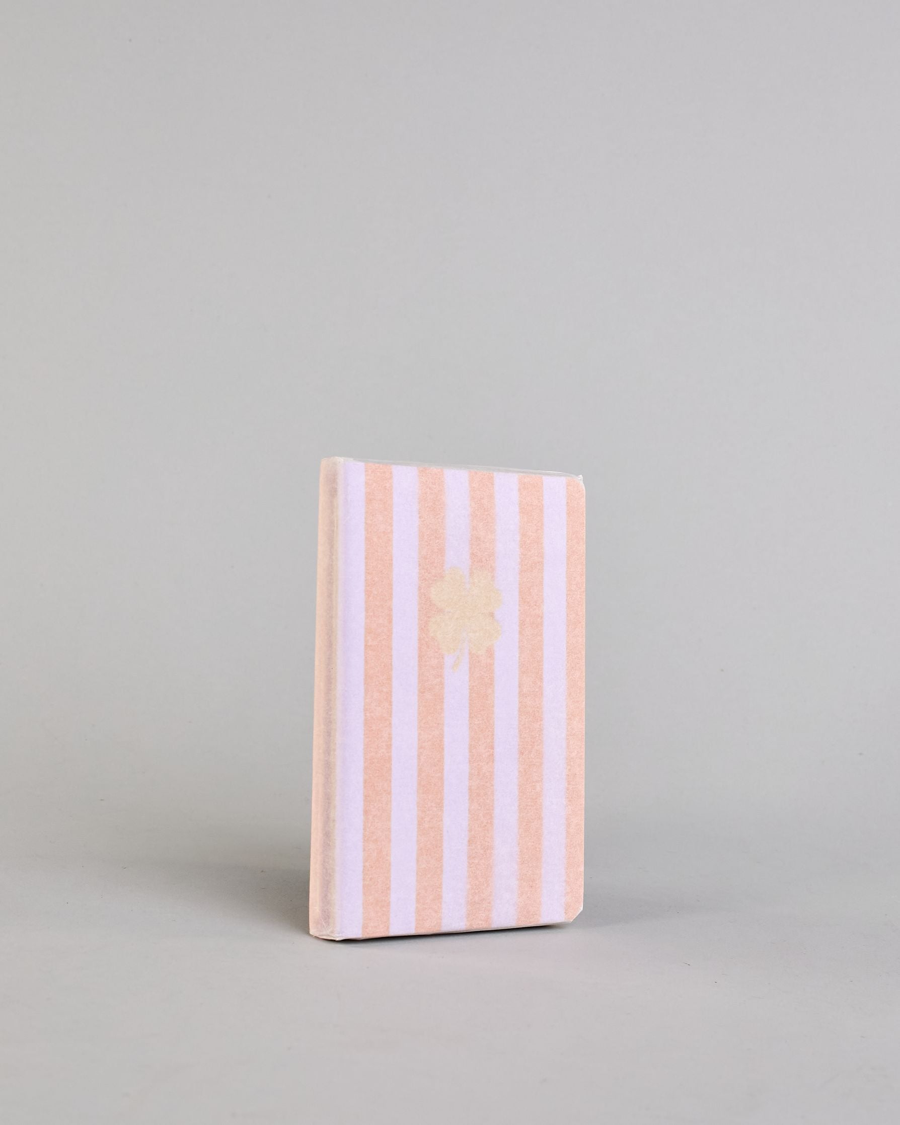 Set aus drei A6-Heften mit recyceltem Baumwolleinband. Die Hefte sind mit senkrechten Streifen in Blau- und Grüntönen gestaltet und zeigen auf dem Cover jeweils ein goldenes Motiv: ein Herz, ein Kleeblatt und eine Libelle. 30 glatte Seiten innen. #8