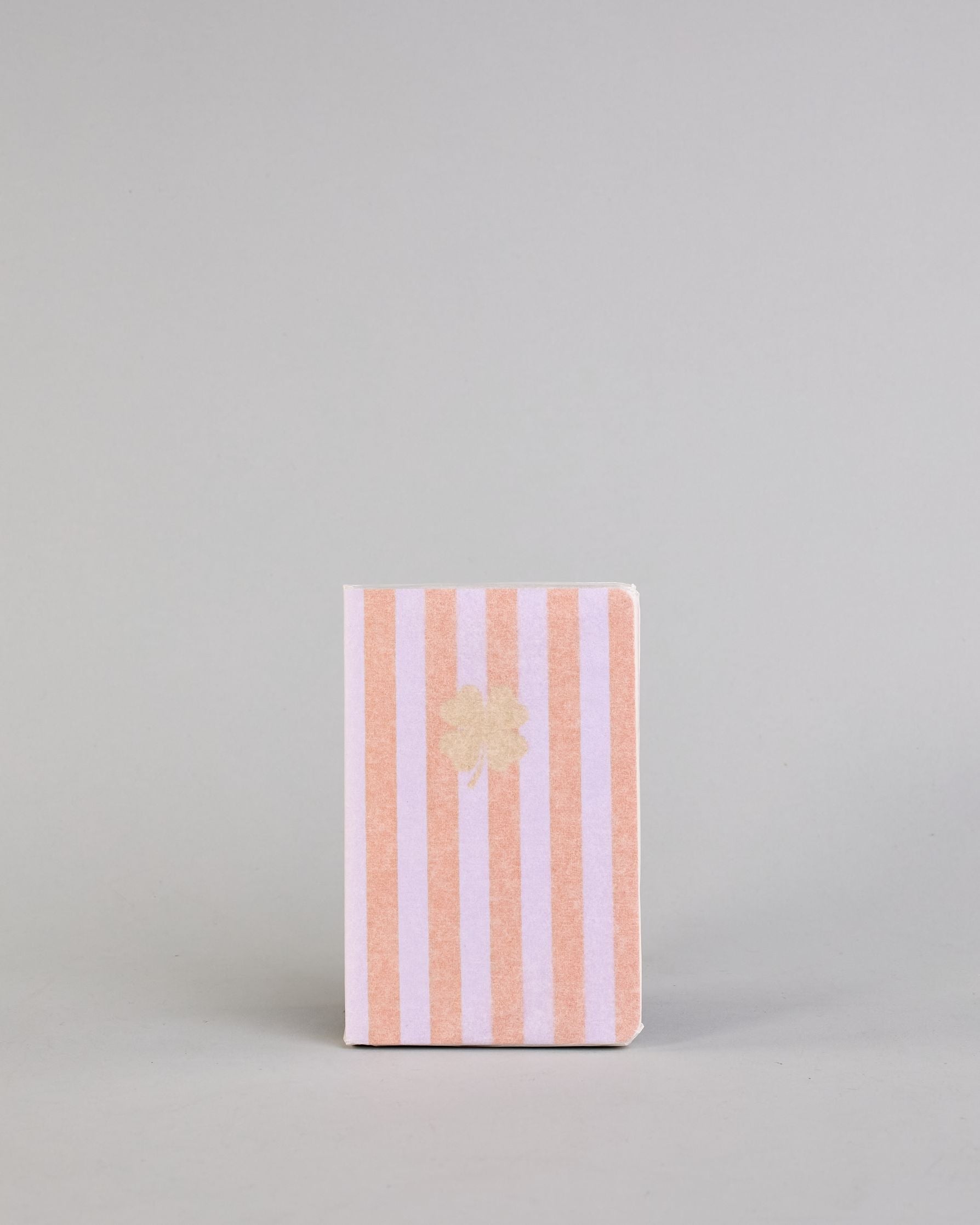 Set aus drei A6-Heften mit recyceltem Baumwolleinband. Die Hefte sind mit senkrechten Streifen in Blau- und Grüntönen gestaltet und zeigen auf dem Cover jeweils ein goldenes Motiv: ein Herz, ein Kleeblatt und eine Libelle. 30 glatte Seiten innen. #9