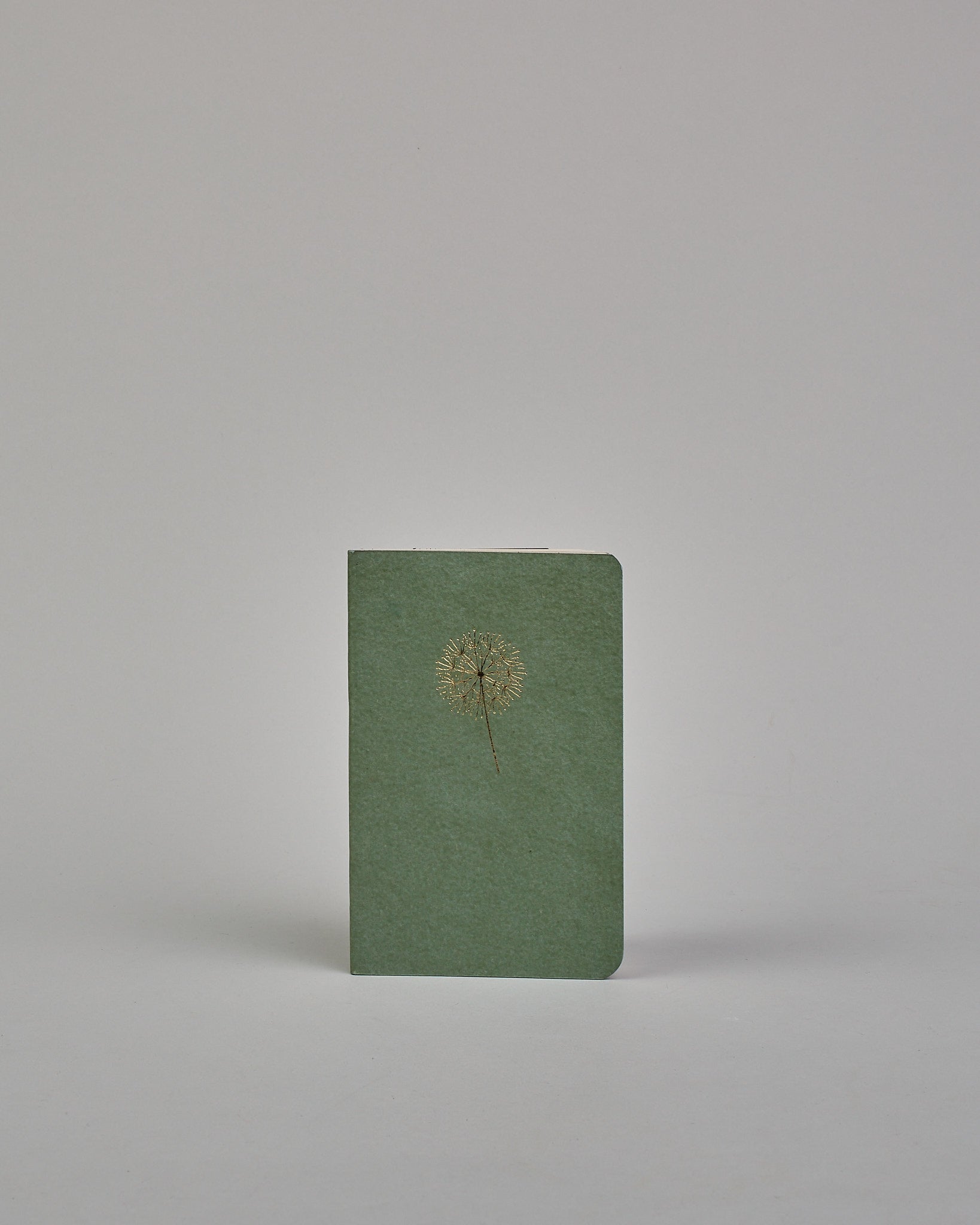 Set bestehend aus drei Heften in dunkelgrün, ockergold und mint. Jedes hat eine andere Prägung oben Mittig in gold. Das dunkelgrüne ein Ginkoblatt, das ockergoldene eine Lotusblume und das mintfarbene eine Pusteblume. Innen sind sie glatt. #3