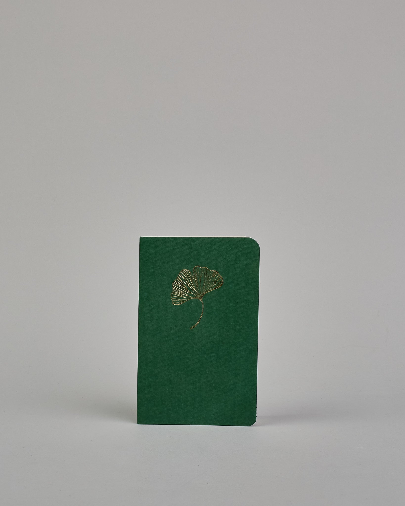Set bestehend aus drei Heften in dunkelgrün, ockergold und mint. Jedes hat eine andere Prägung oben Mittig in gold. Das dunkelgrüne ein Ginkoblatt, das ockergoldene eine Lotusblume und das mintfarbene eine Pusteblume. Innen sind sie glatt. #5