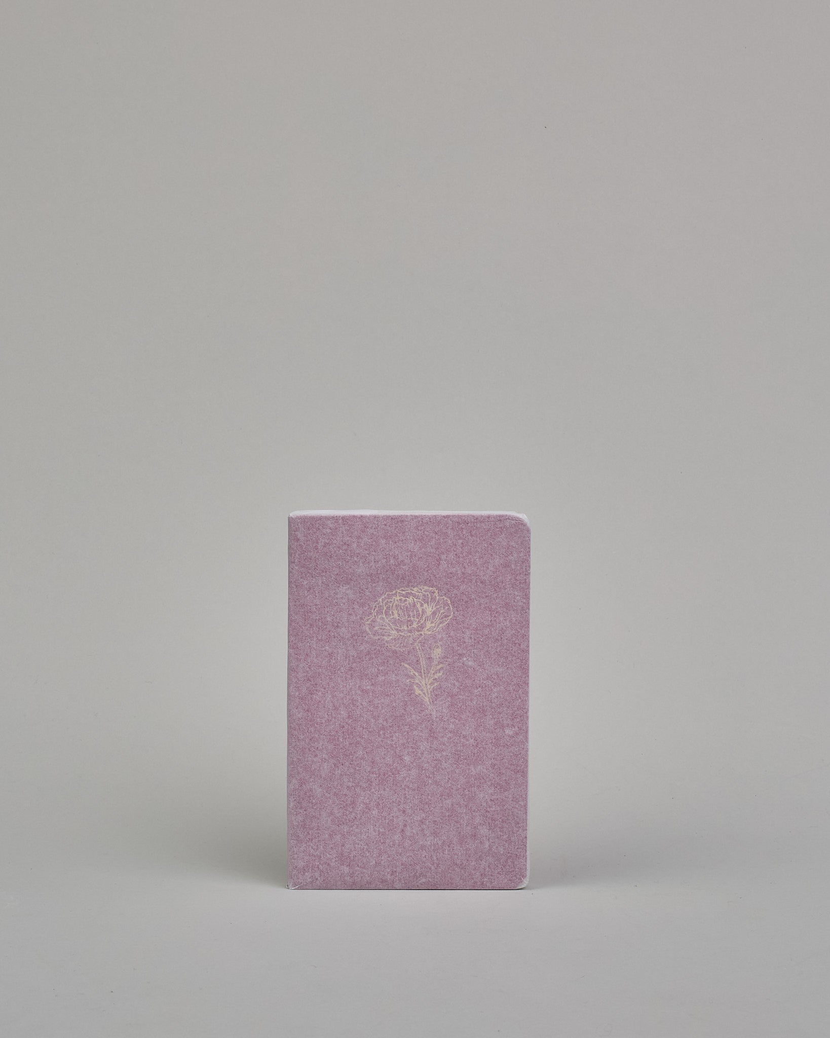 Set bestehend aus drei Heften in magenta, dunkelrot und orange. Jedes hat eine andere Prägung oben Mittig in gold. Das magentafarbene eine Pfingstrose, das dunkelrote eine Rose, das orangene einen Zweig mit Blättern. Innen sind sie glatt. #7